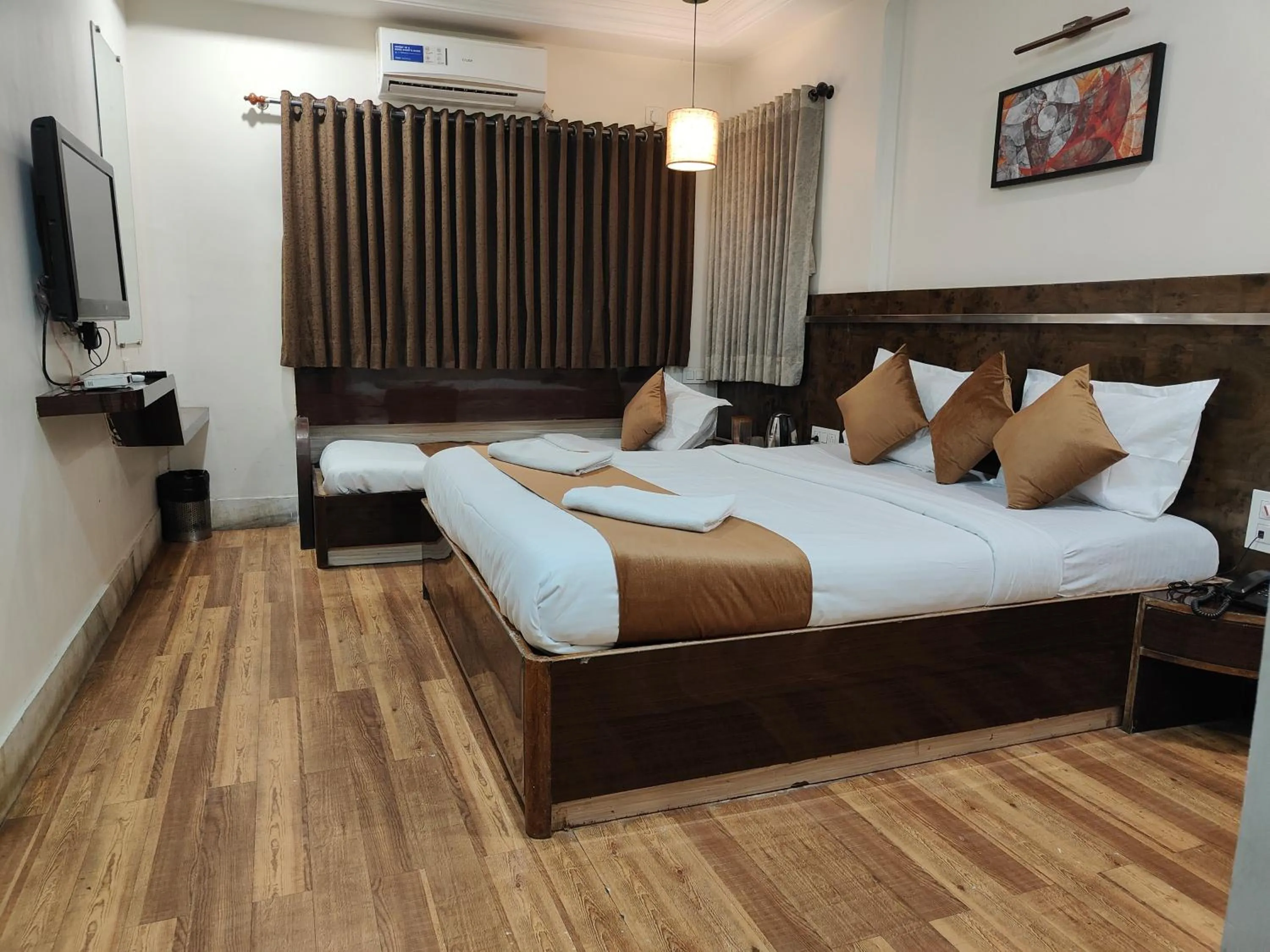 Bed in Hotel Shirdi Park Inn 80 Meters From Sai Samadhi Temple