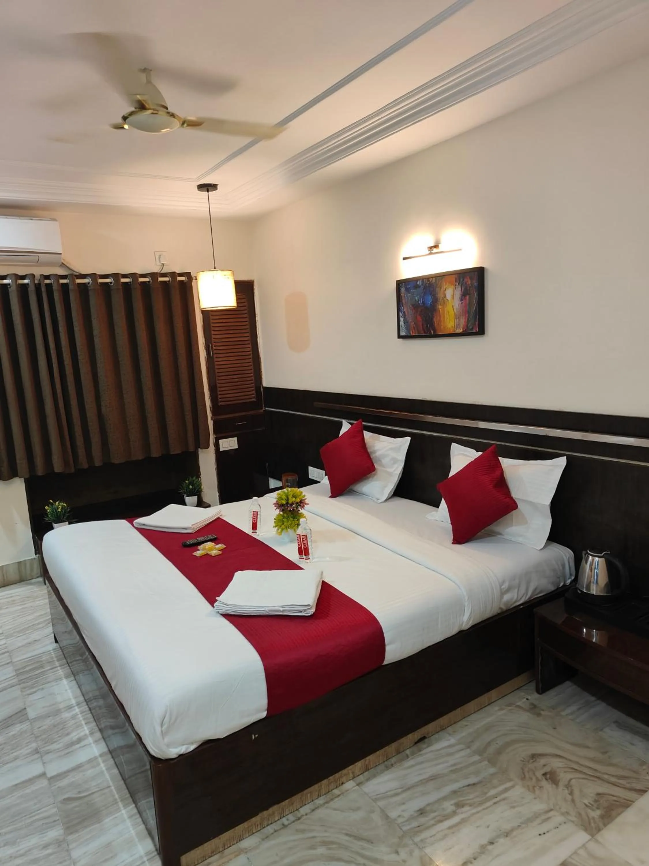 Bed in Hotel Shirdi Park Inn 80 Meters From Sai Samadhi Temple