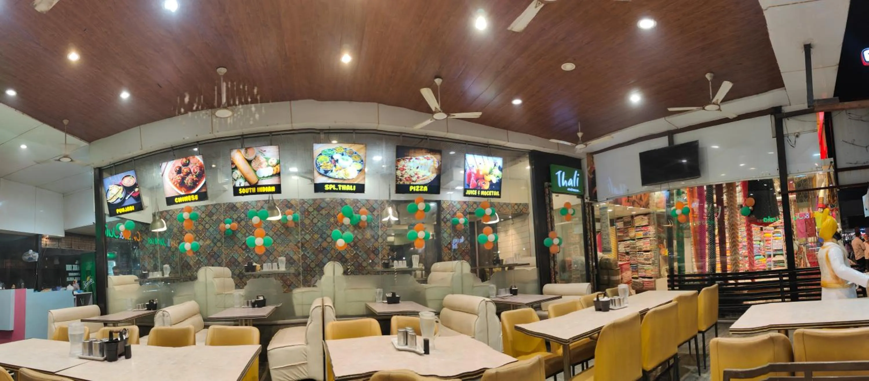 Restaurant/places to eat in Hotel Shirdi Park Inn 80 Meters From Sai Samadhi Temple