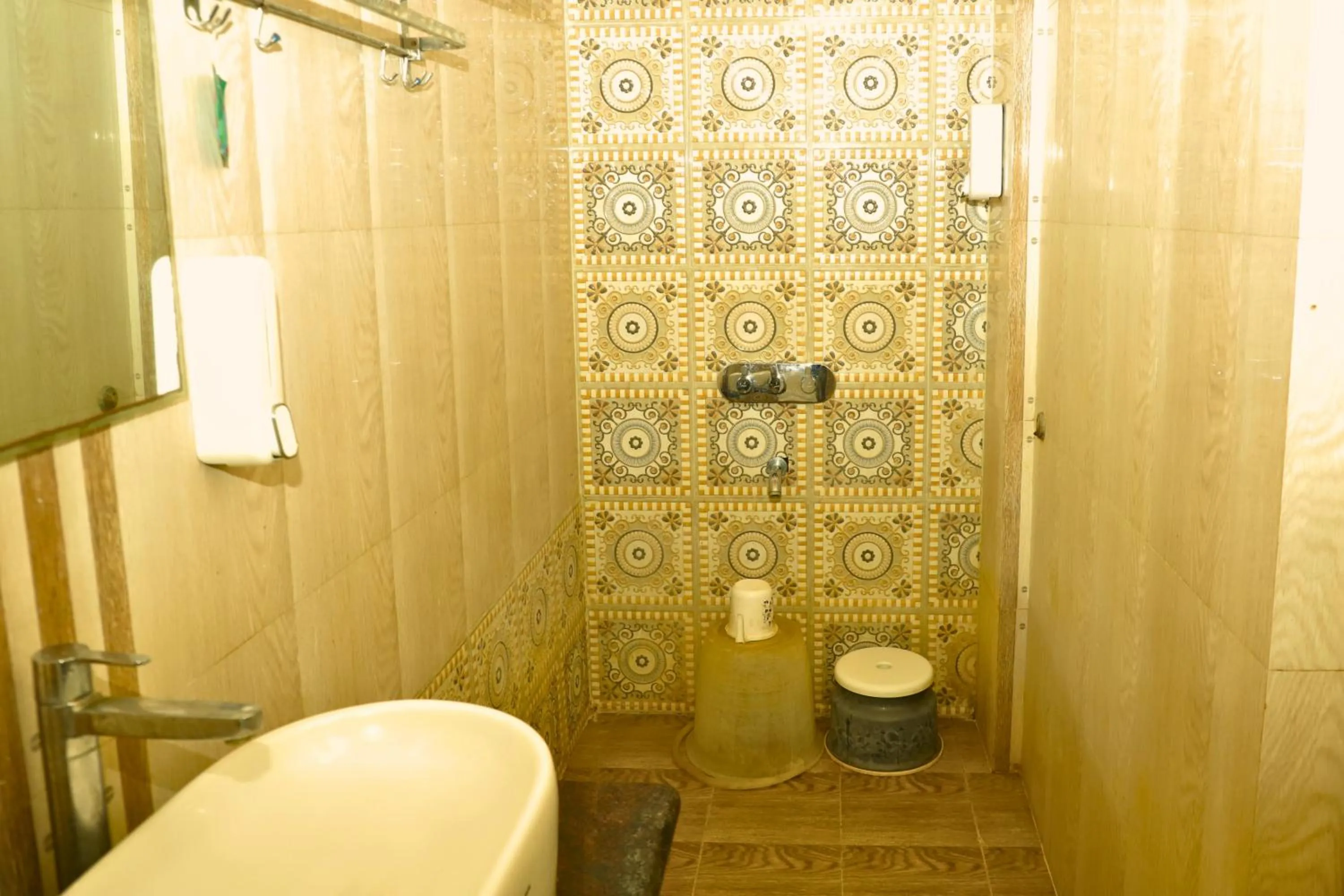 Shower in Hotel Shirdi Park Inn 80 Meters From Sai Samadhi Temple