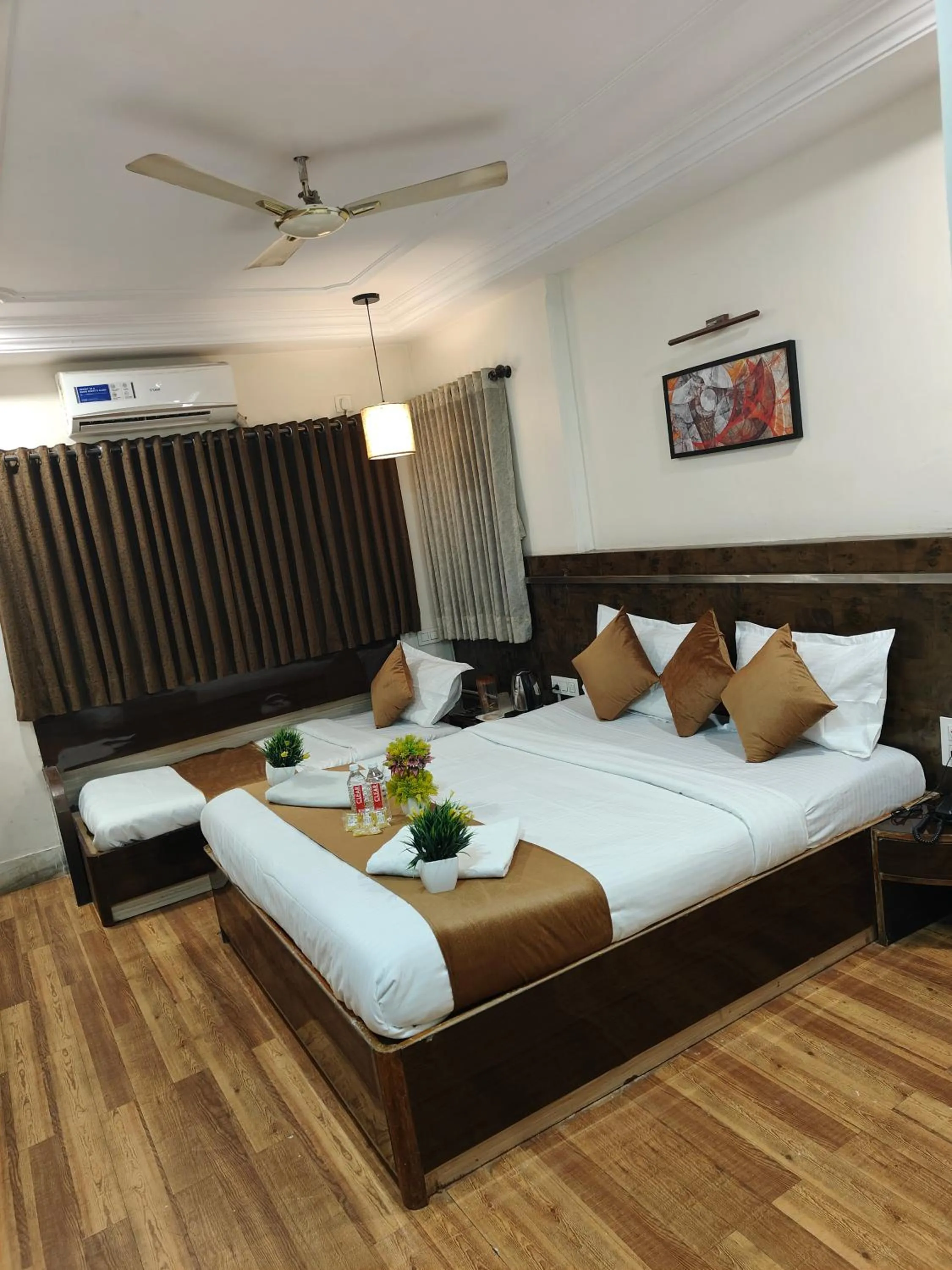 Bed in Hotel Shirdi Park Inn 80 Meters From Sai Samadhi Temple
