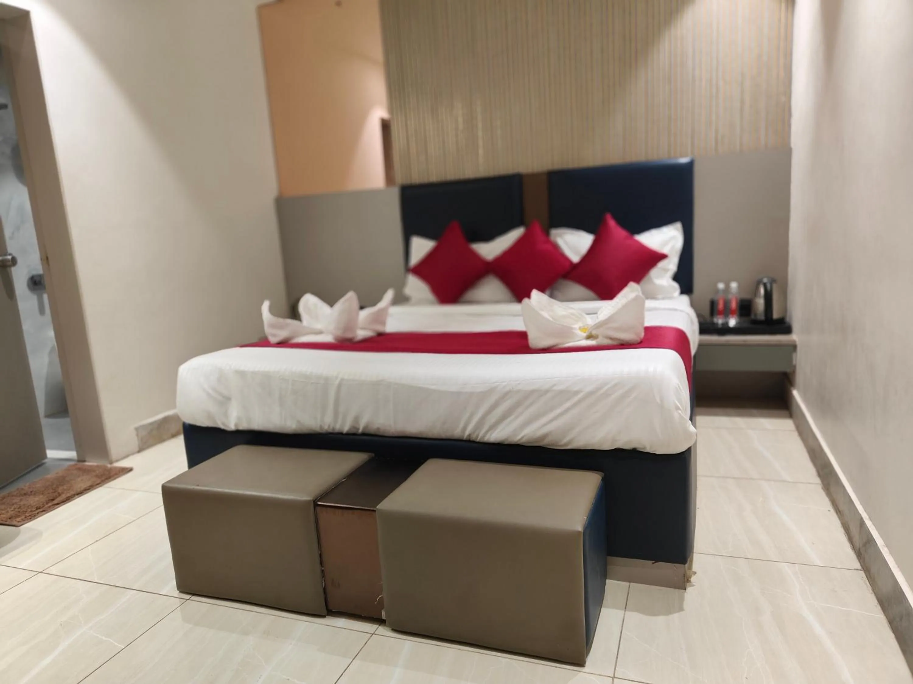 Bed in Hotel Shirdi Park Inn 80 Meters From Sai Samadhi Temple
