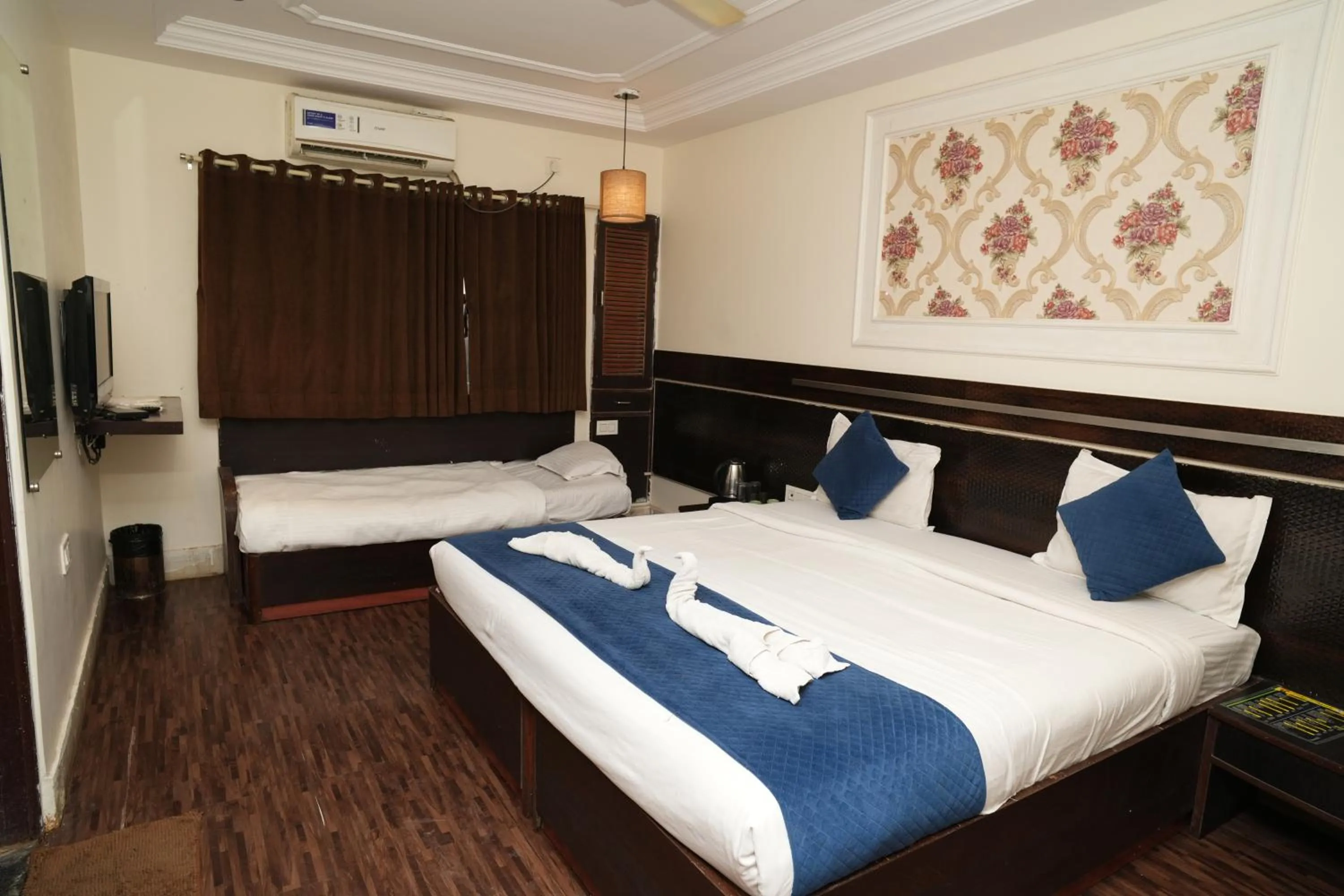 Bed in Hotel Shirdi Park Inn 80 Meters From Sai Samadhi Temple