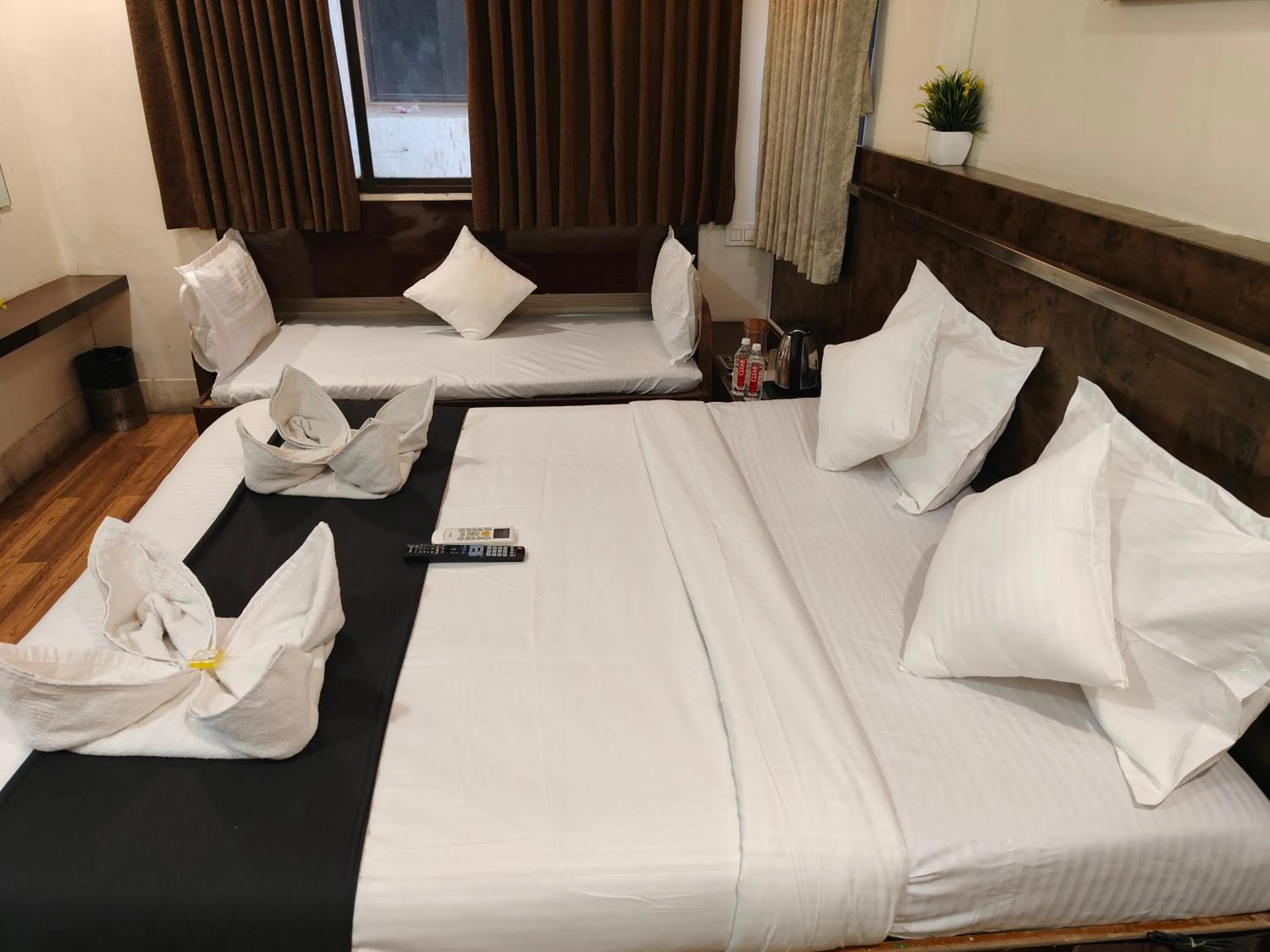 Bed in Hotel Shirdi Park Inn 80 Meters From Sai Samadhi Temple