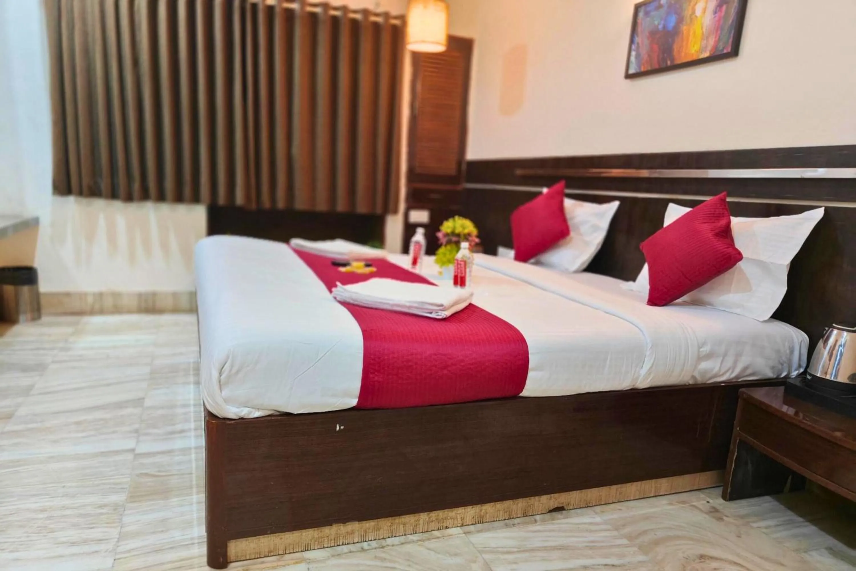 Bed in Hotel Shirdi Park Inn 80 Meters From Sai Samadhi Temple