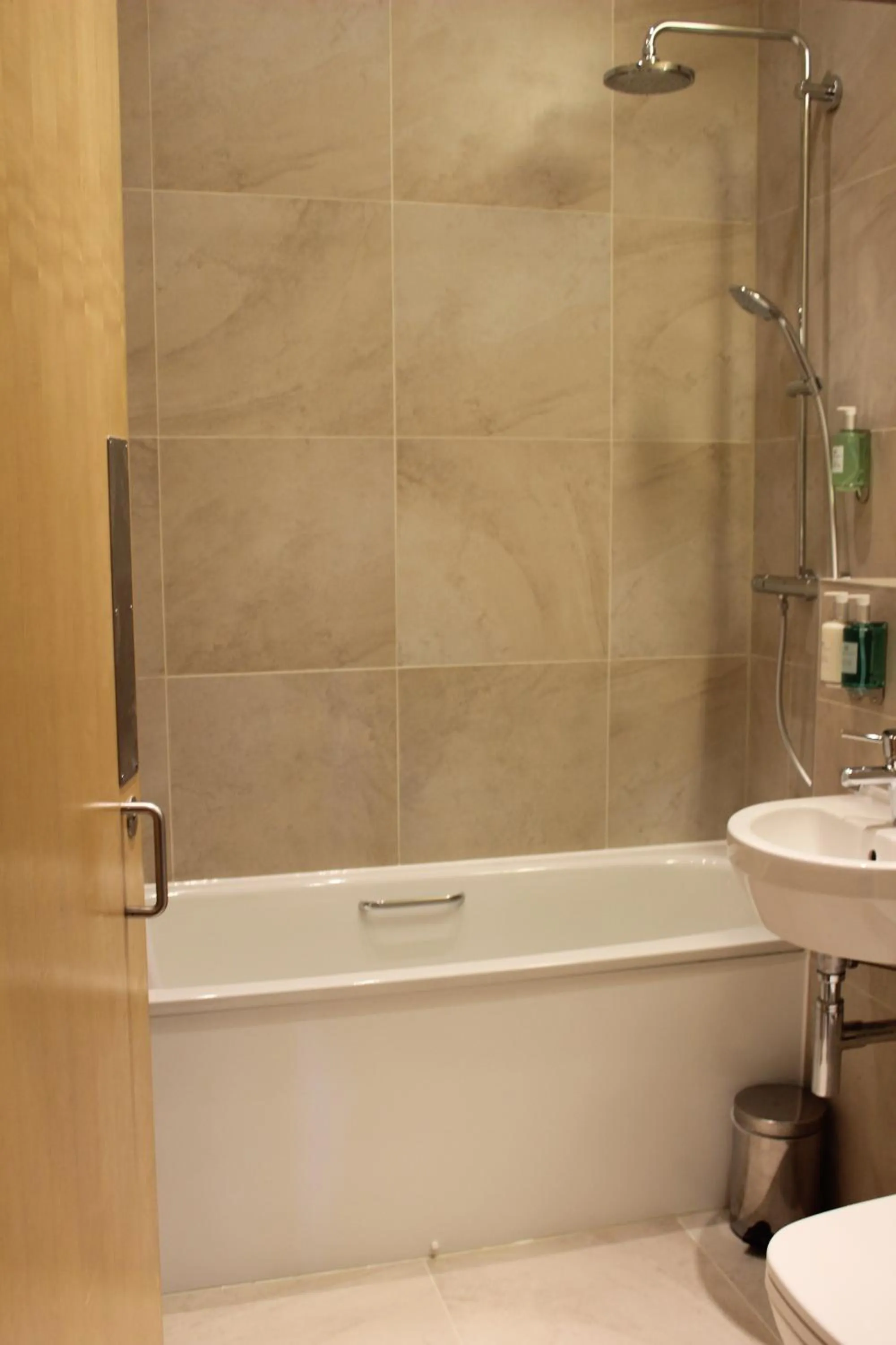 Toilet in The Pipers' Tryst Hotel