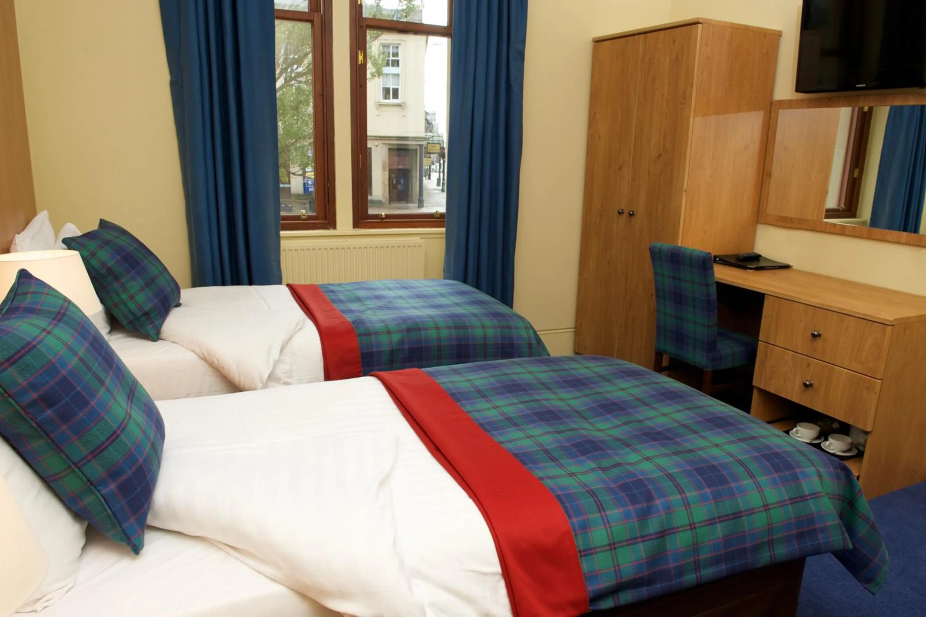Shower, Bed in The Pipers' Tryst Hotel
