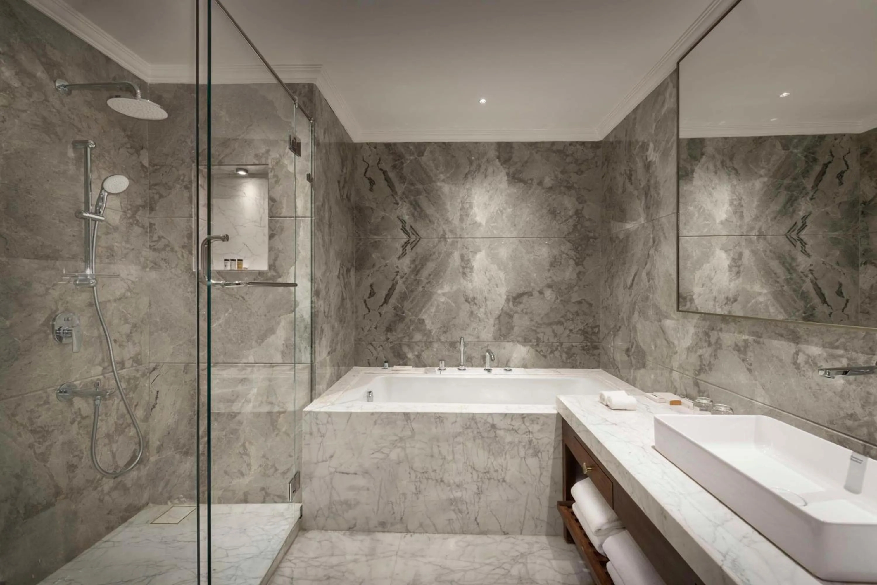 Shower in Jasraj Palace Yavatmal Hotel, a member of Radisson Individuals