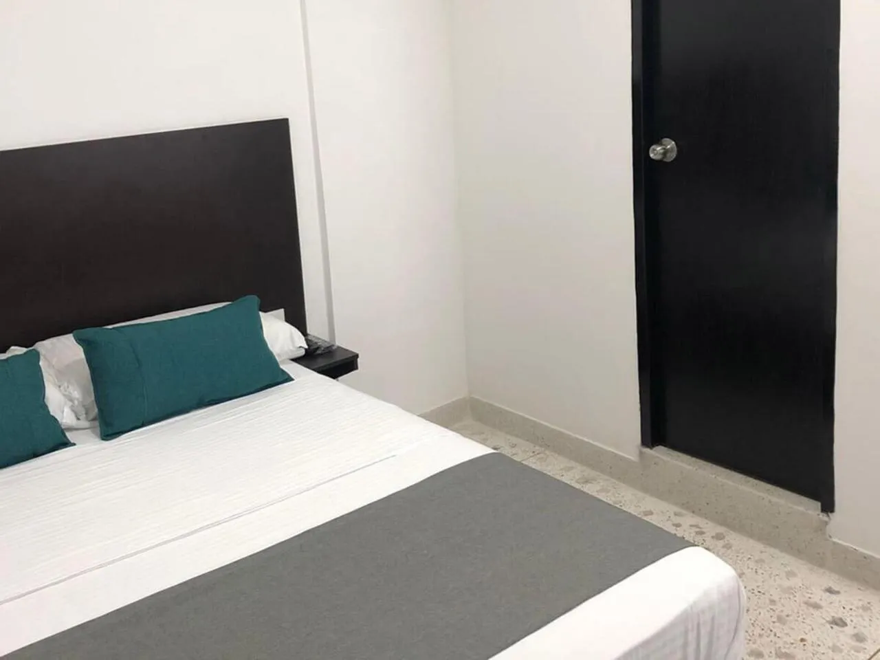 Bed in Hotel Mar Inn Cali