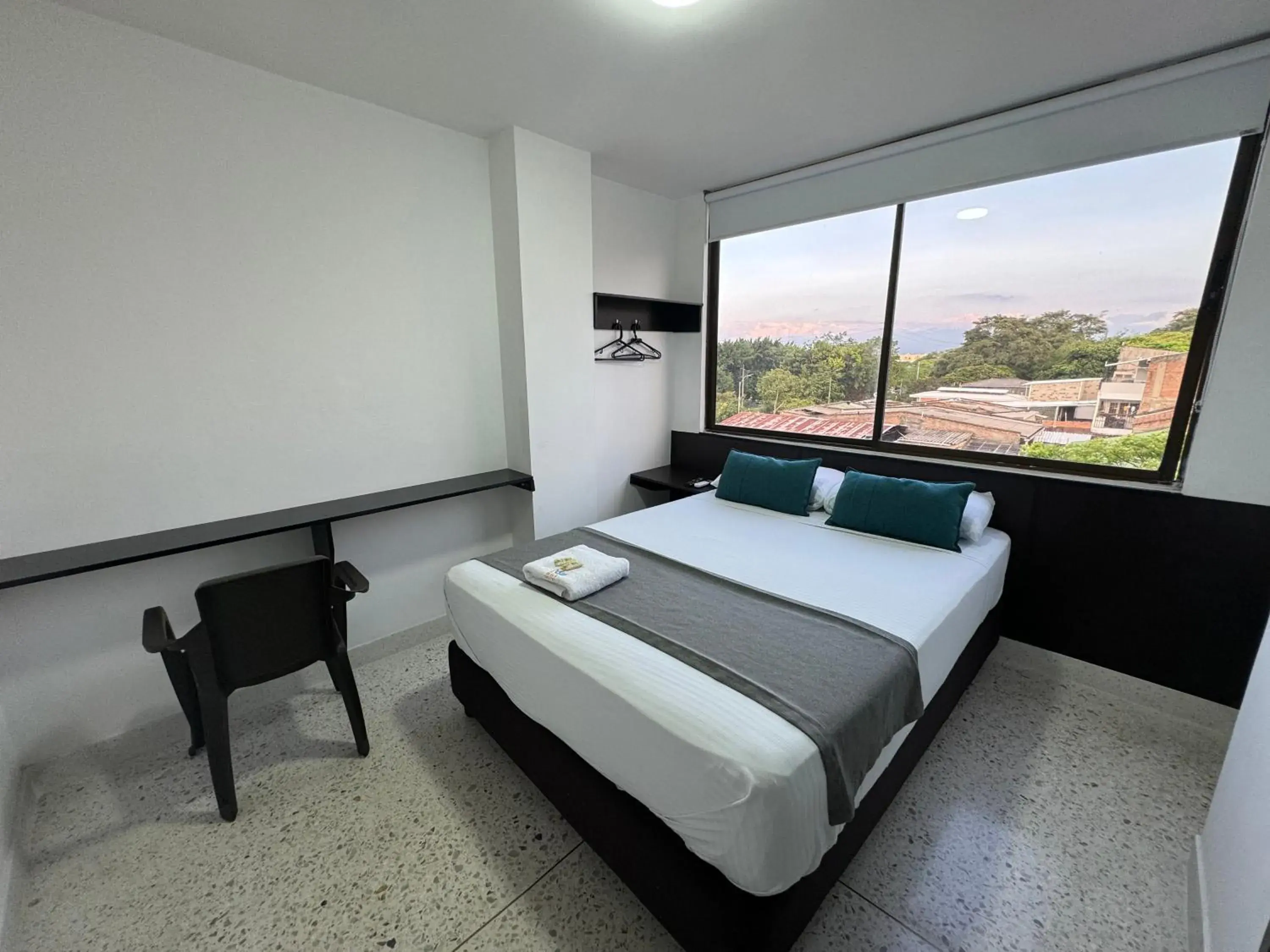 Large Double Room - single occupancy in Hotel Mar Inn Cali Large Double Room - single occupancy in Hotel Mar Inn Cali