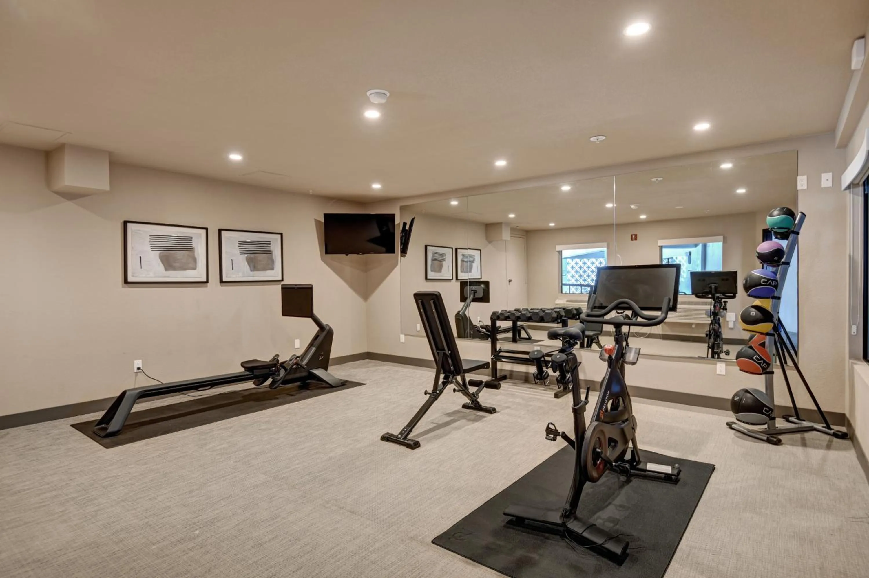 TV and multimedia in The Dunes Hotel (Palm Springs)