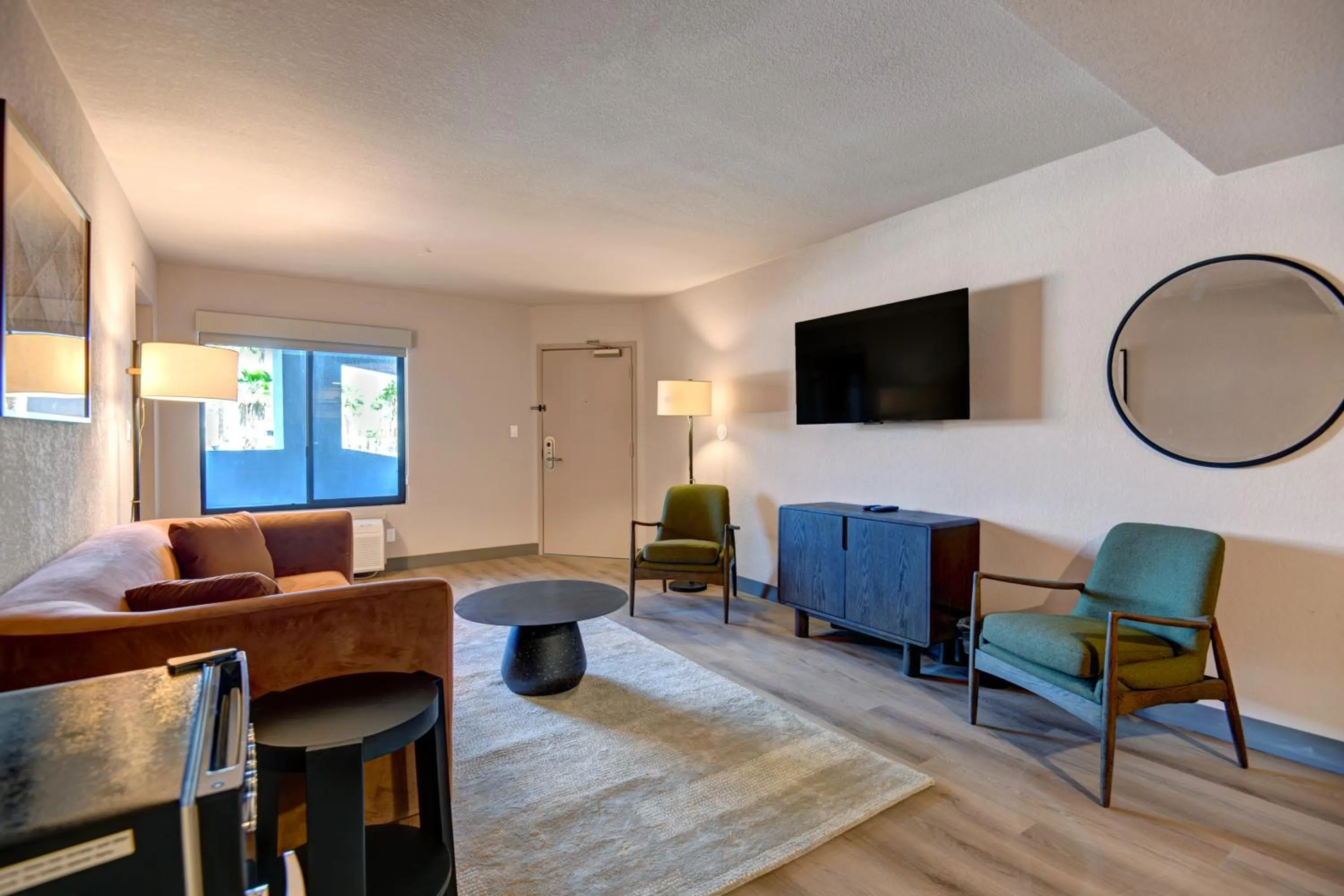 Communal lounge/ TV room in The Dunes Hotel (Palm Springs)