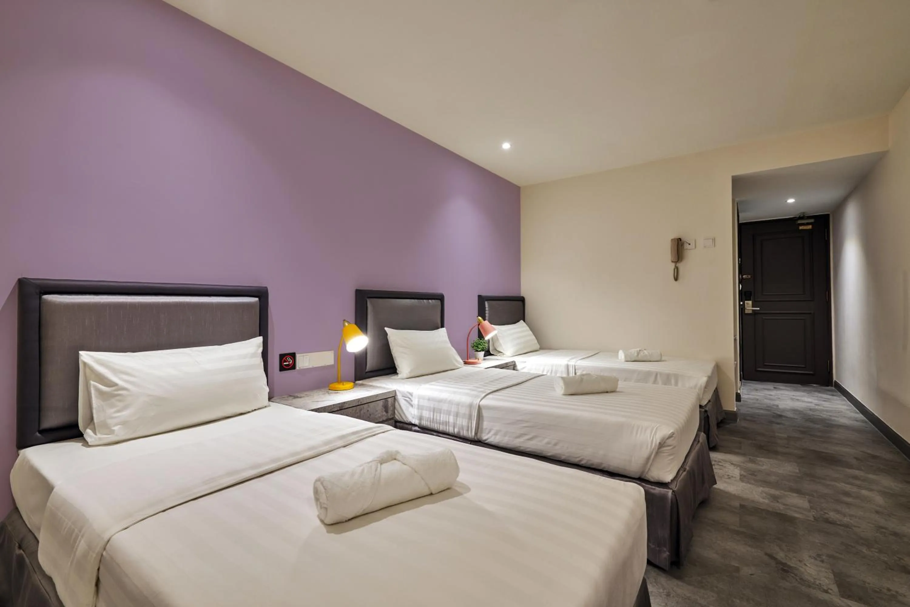 Bed in PJ De Inn Hotel