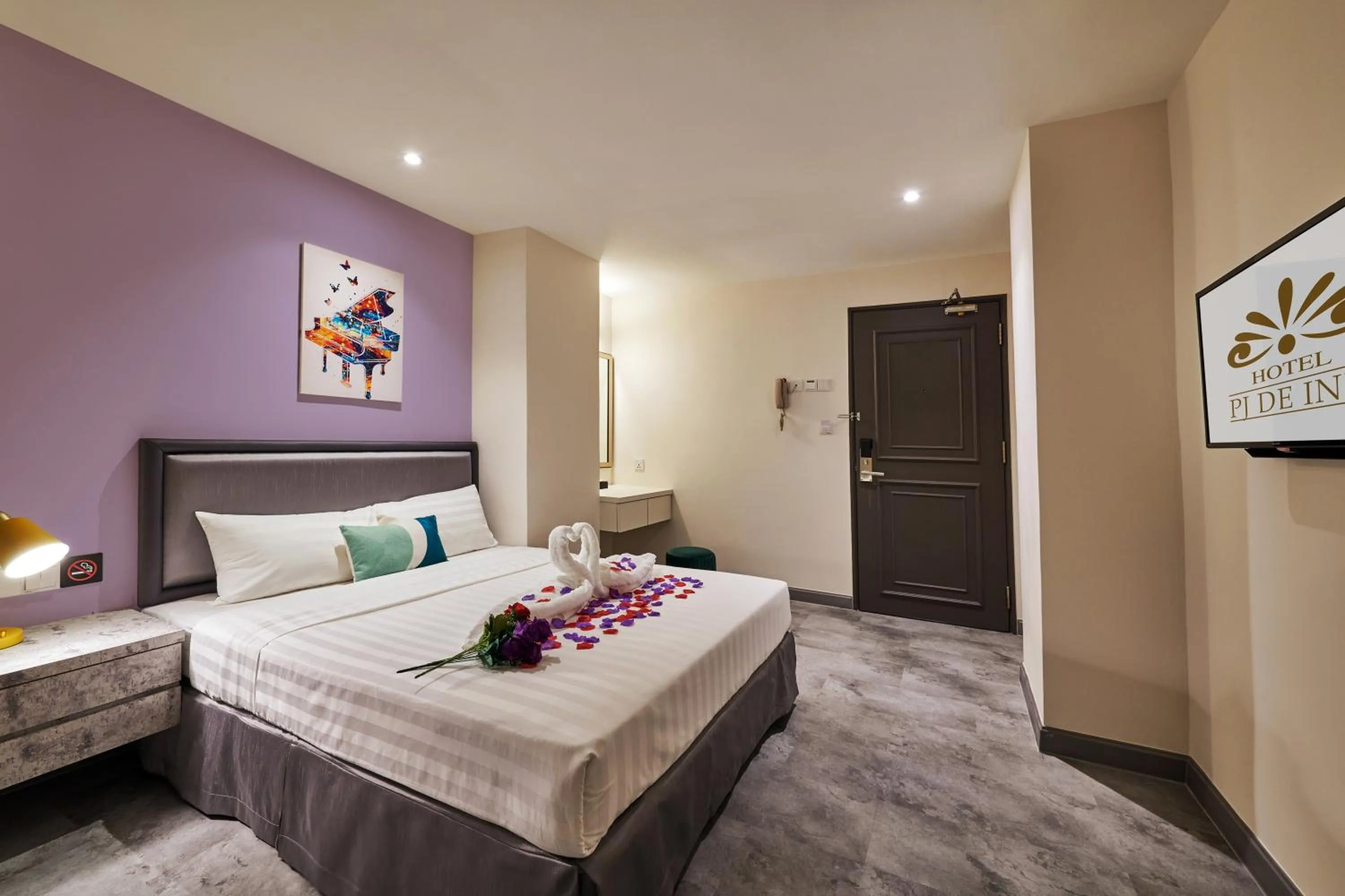 Bed in PJ De Inn Hotel