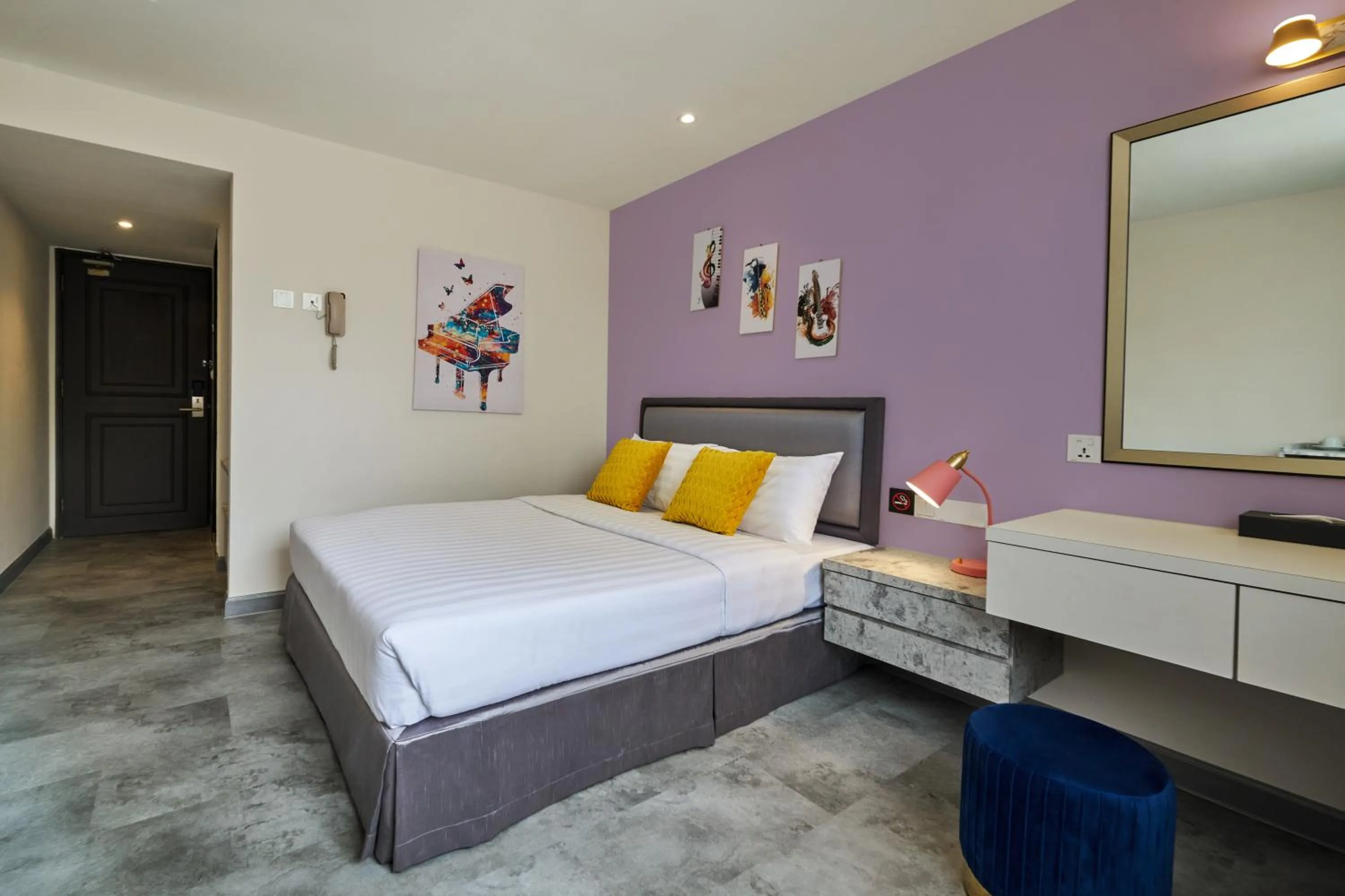 Bed in PJ De Inn Hotel