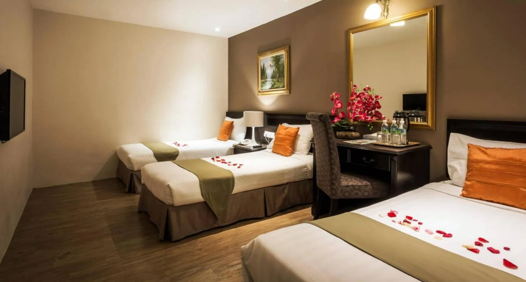 Bed in PJ De Inn Hotel