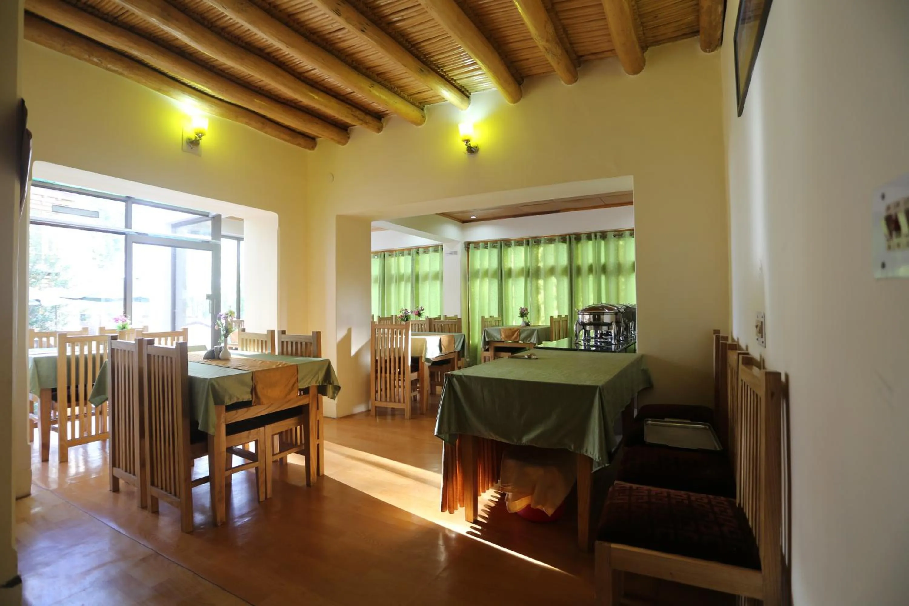 Restaurant/places to eat in Hotel Lhalingkha