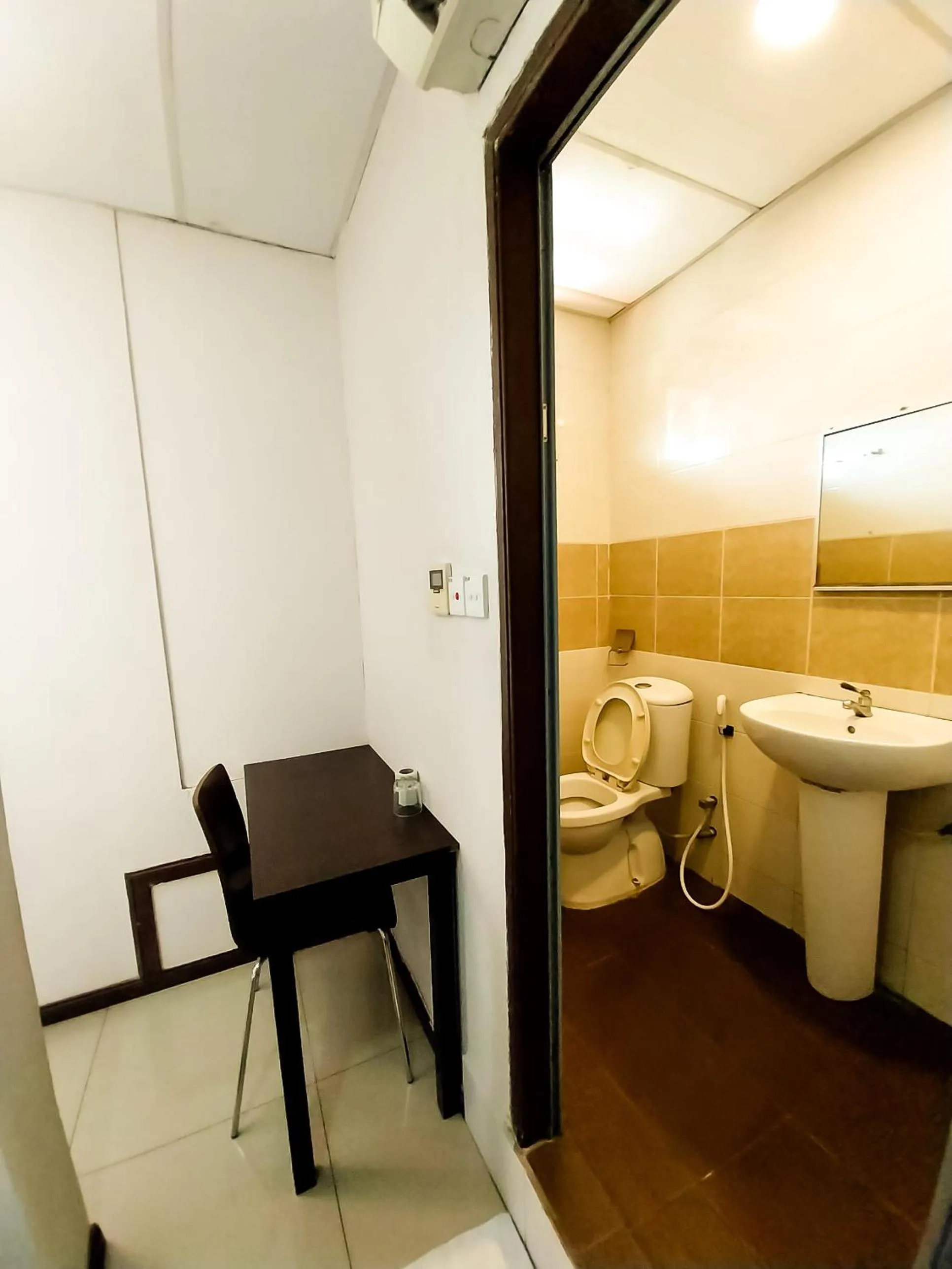 Toilet in MB Budget Hotel