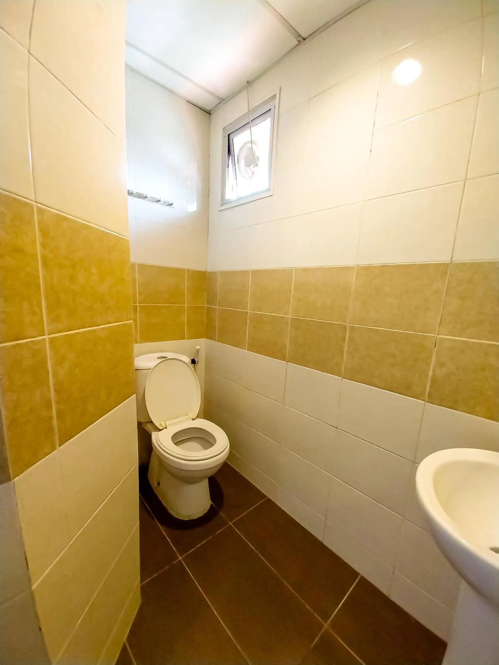 Toilet in MB Budget Hotel