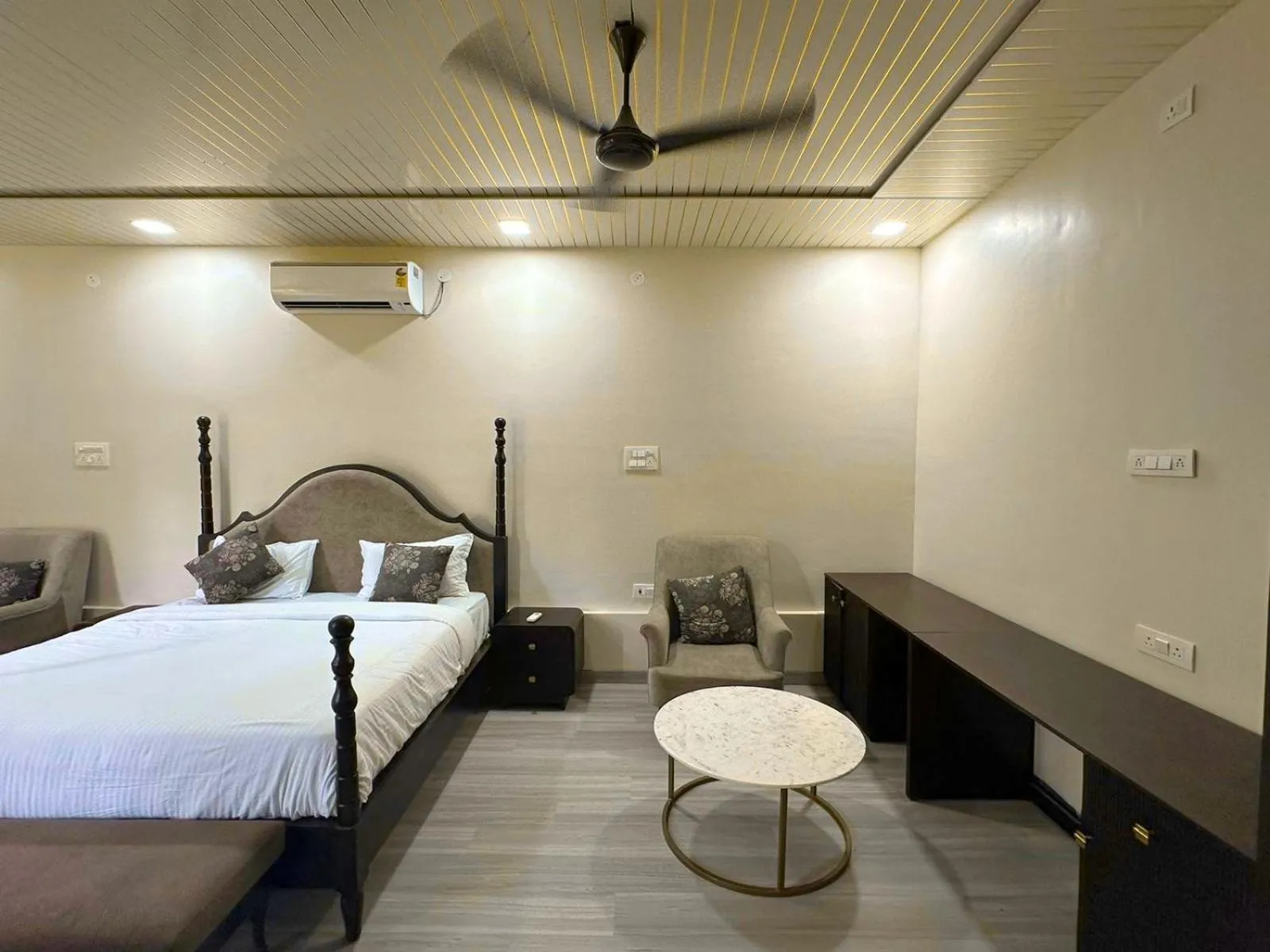 Bed in ELIVAAS 6 BHK Farmstay with Pvt Pool & Garden - Esh