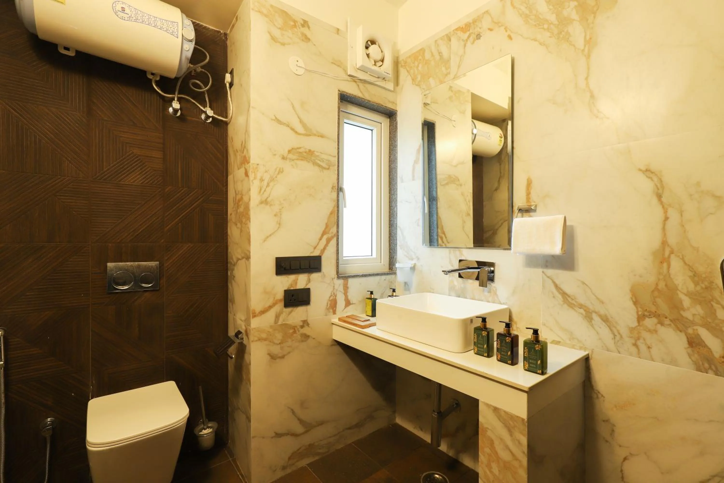 Toilet in ELIVAAS 6 BHK Farmstay with Pvt Pool & Garden - Esh