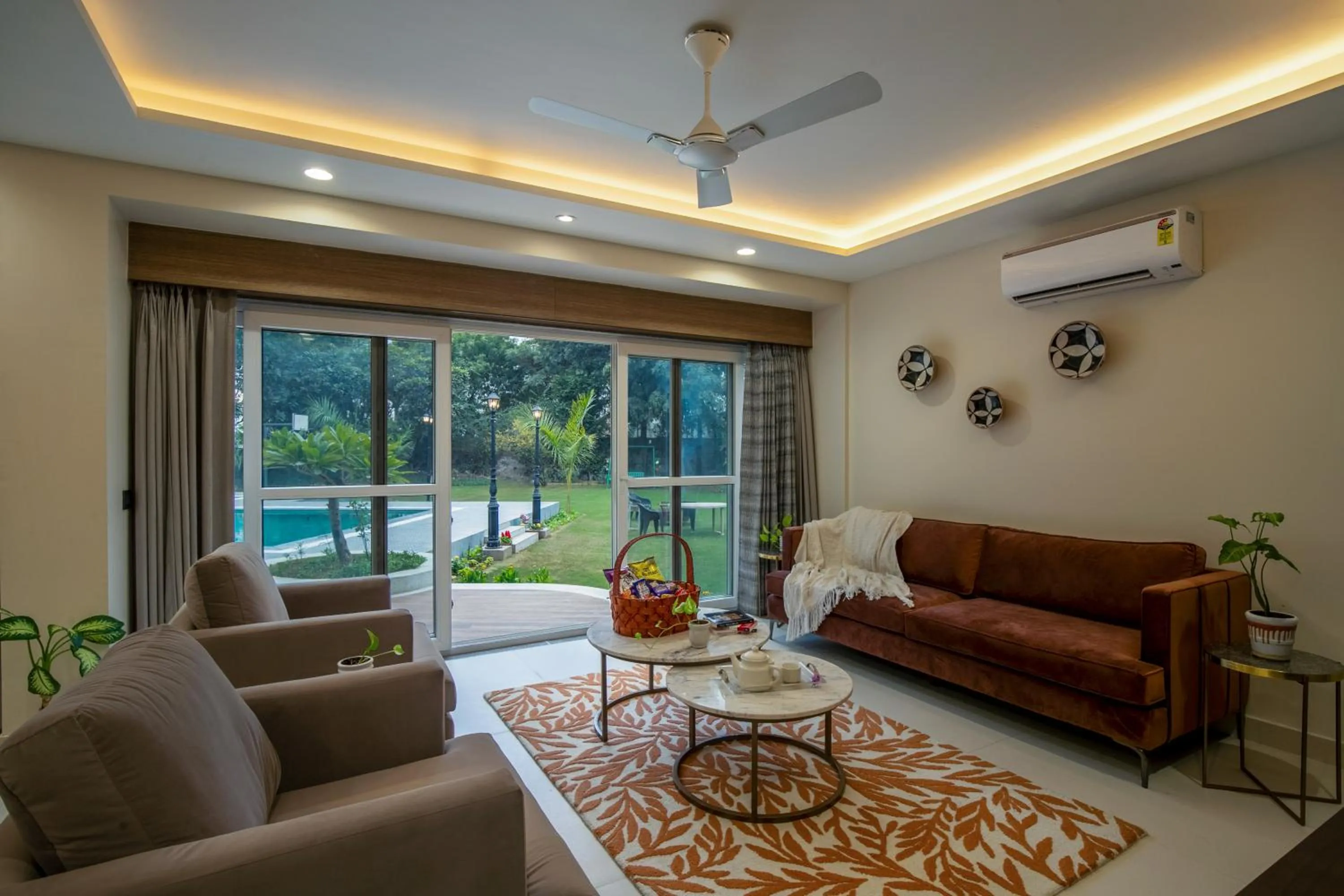 Living room in ELIVAAS 6 BHK Farmstay with Pvt Pool & Garden - Esh