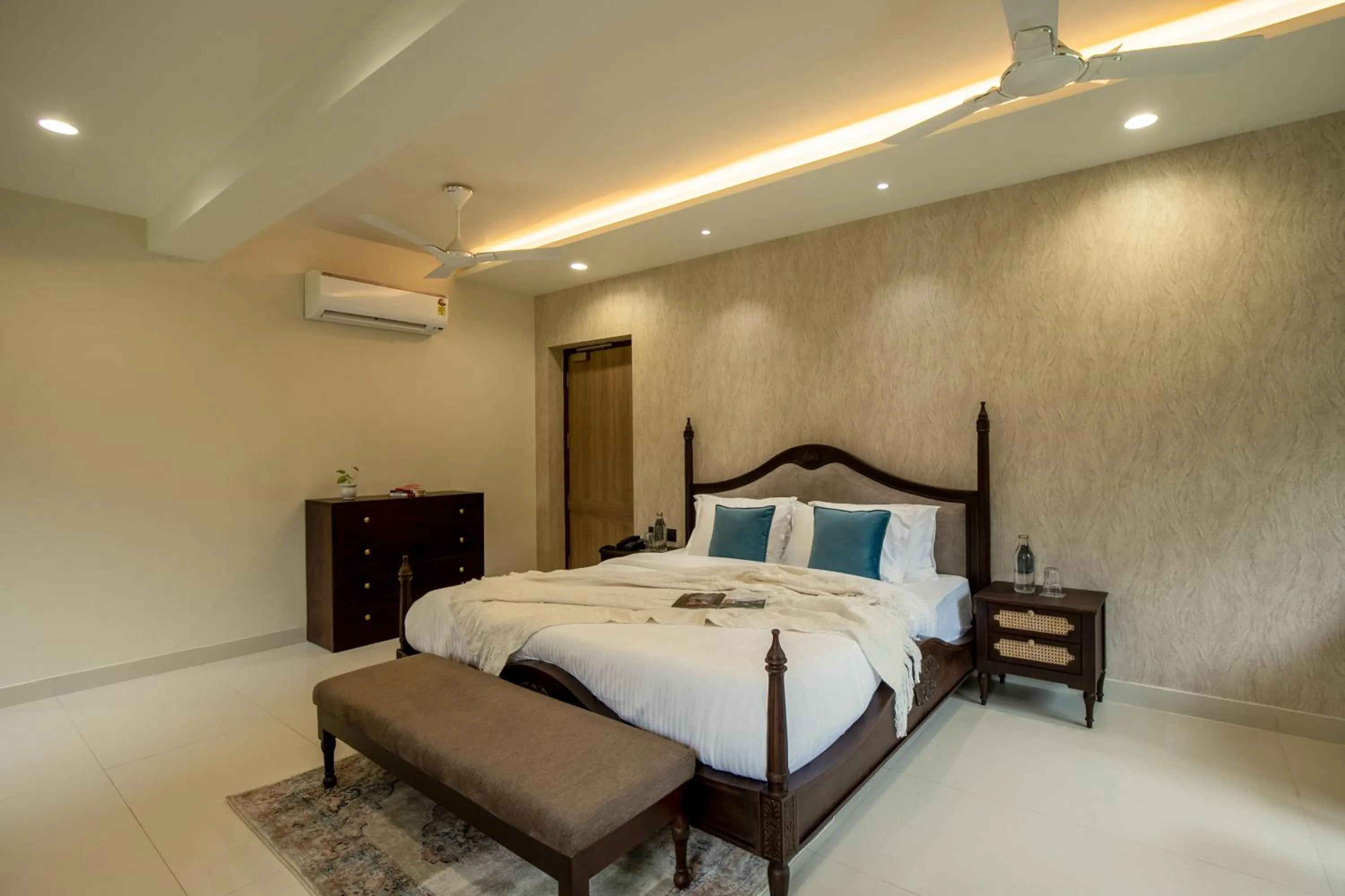 Bed in ELIVAAS 6 BHK Farmstay with Pvt Pool & Garden - Esh