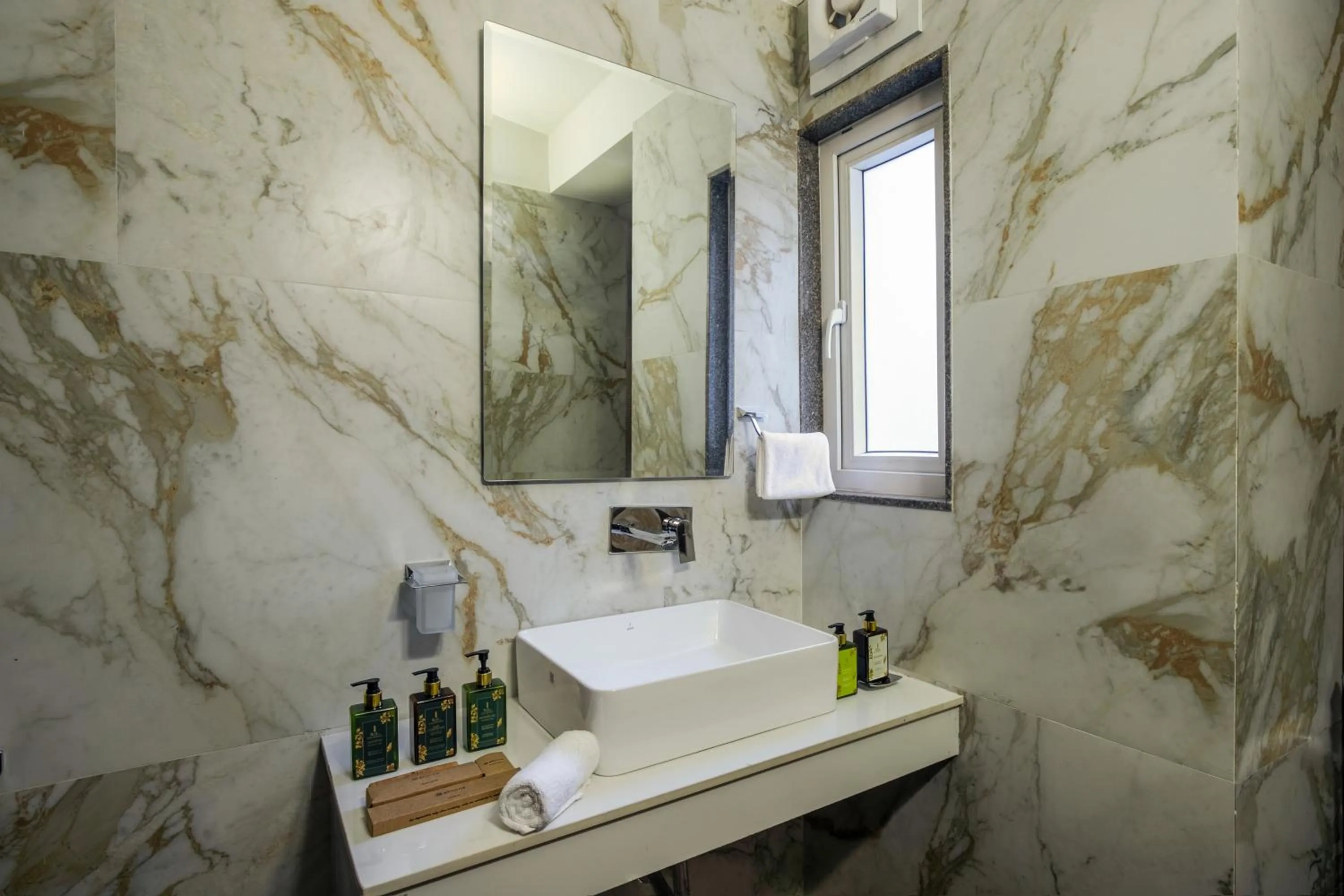 Bathroom in ELIVAAS 6 BHK Farmstay with Pvt Pool & Garden - Esh