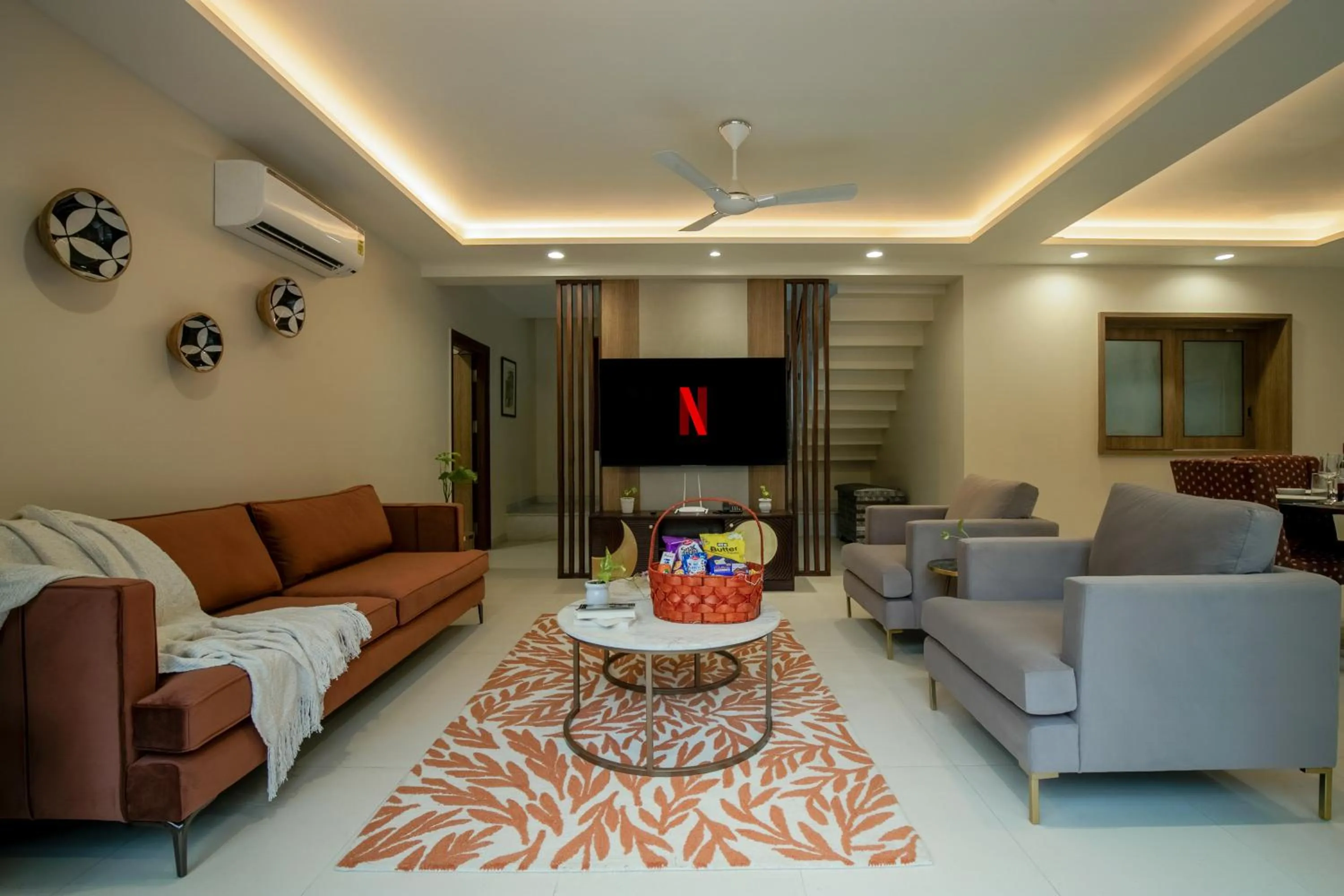 TV and multimedia in ELIVAAS 6 BHK Farmstay with Pvt Pool & Garden - Esh