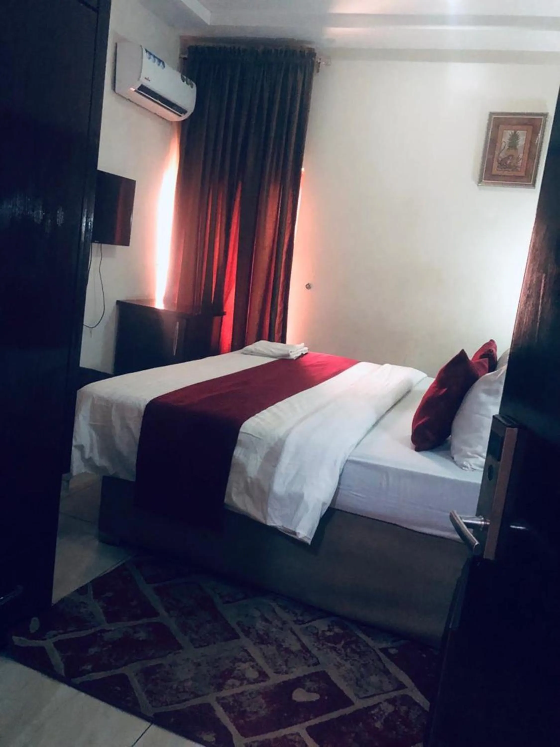 Bedroom, Bed in MCLORRETS SUITES