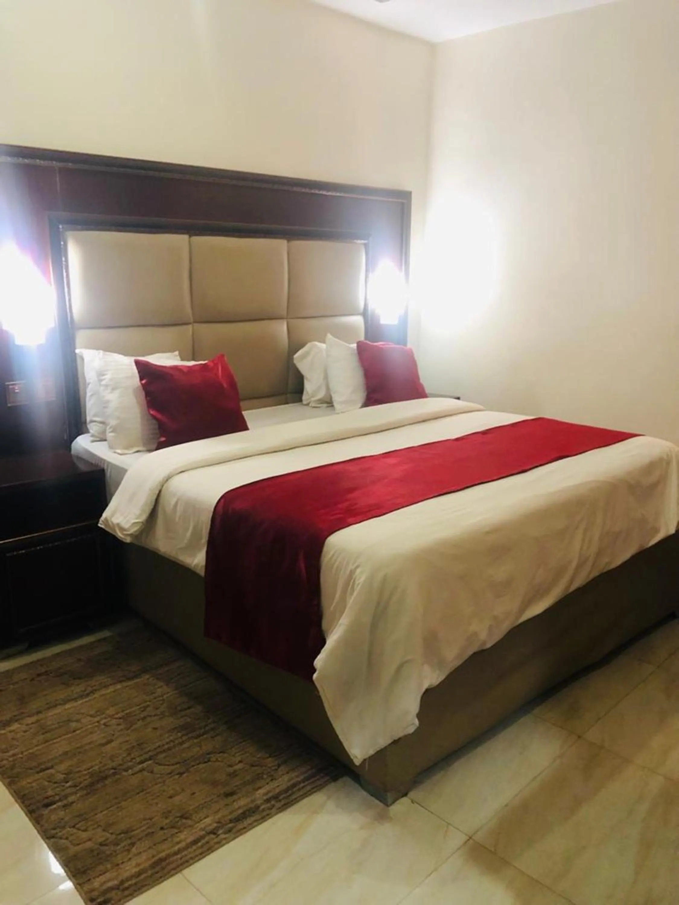 Bed in MCLORRETS SUITES