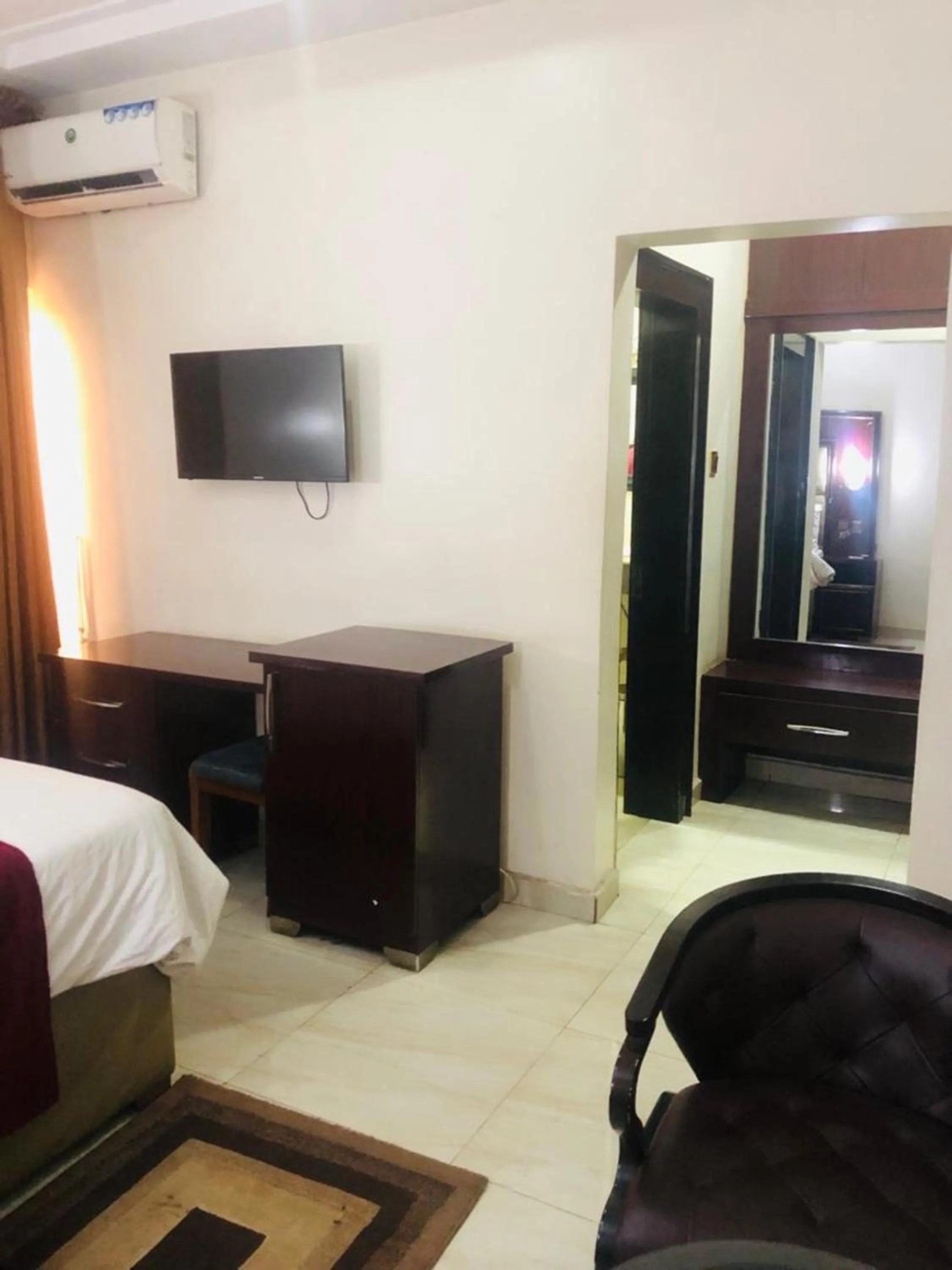 Photo of the whole room, Bed in MCLORRETS SUITES