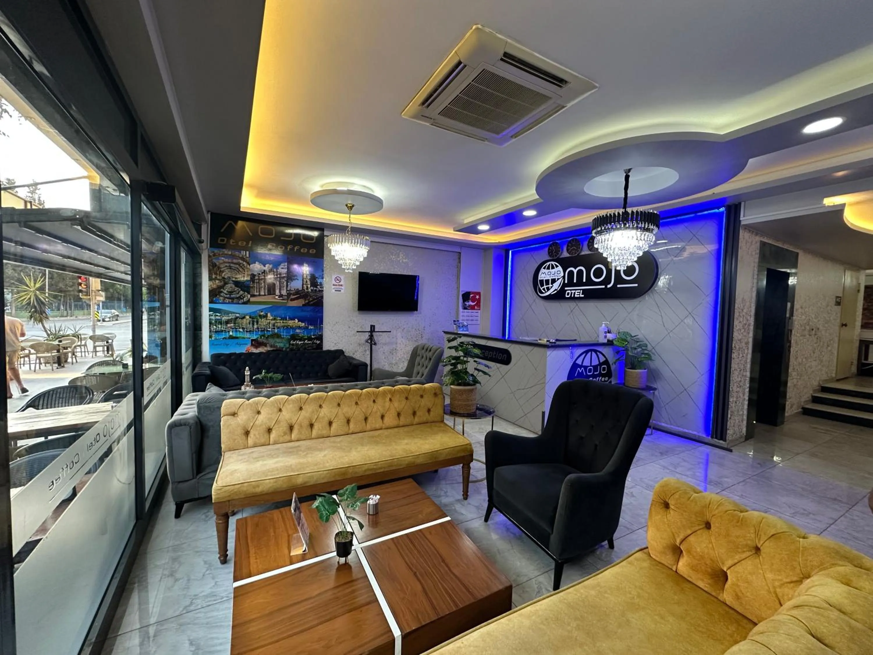 Communal lounge/ TV room in Mojo Otel İzmir