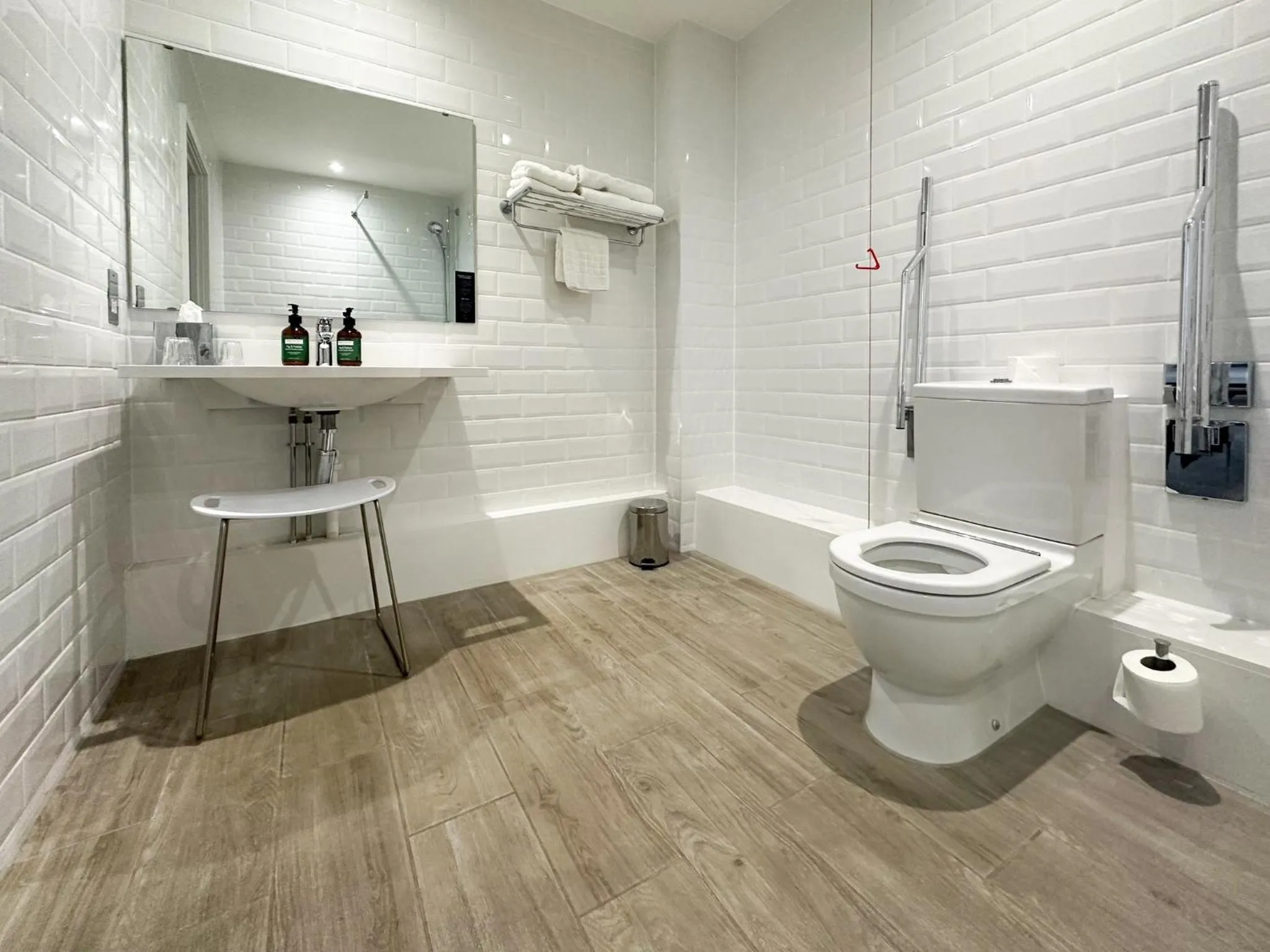 Photo of the whole room in voco Oxford Spires by IHG