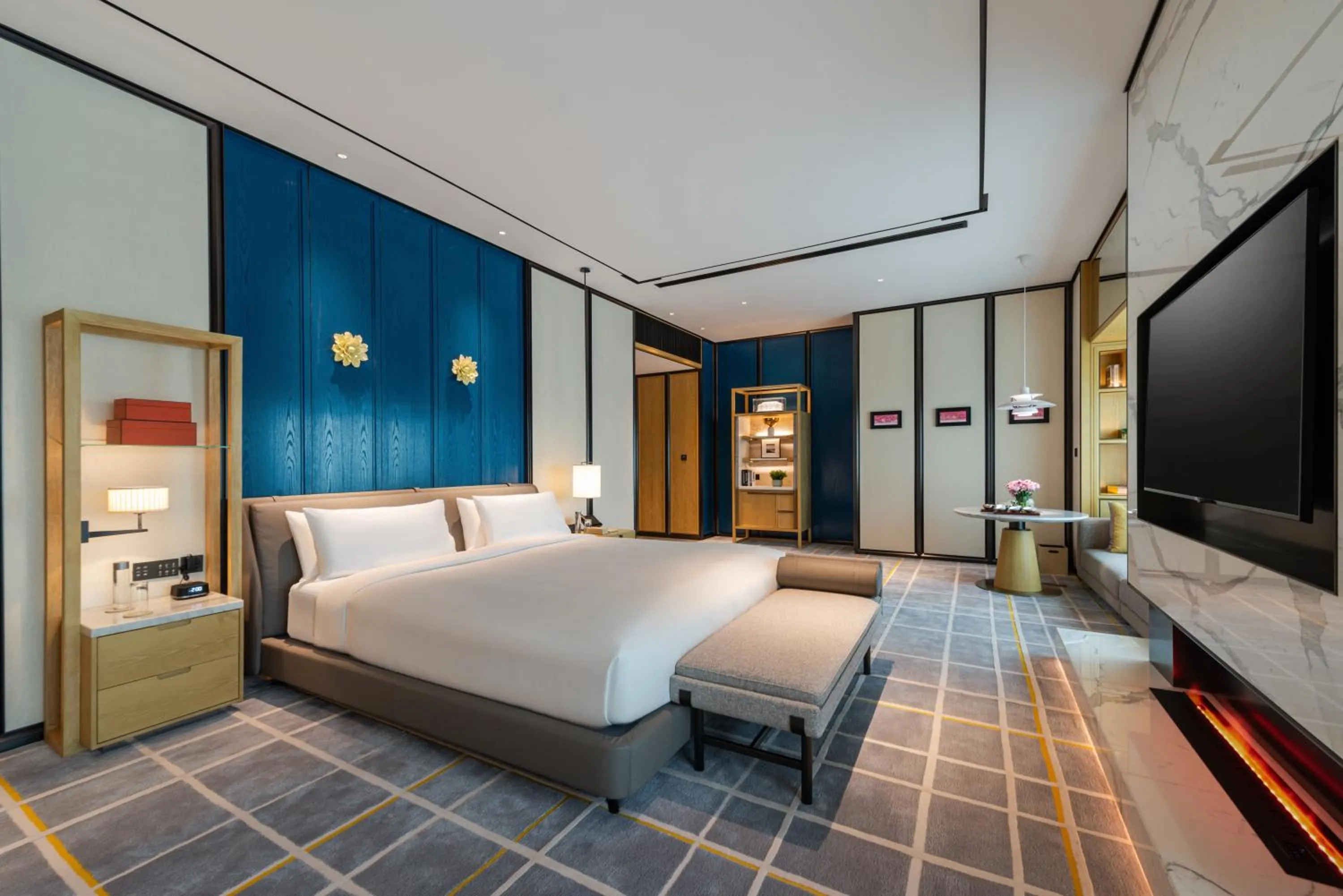 Bedroom, Bed in Narcissus The Royal Hotel