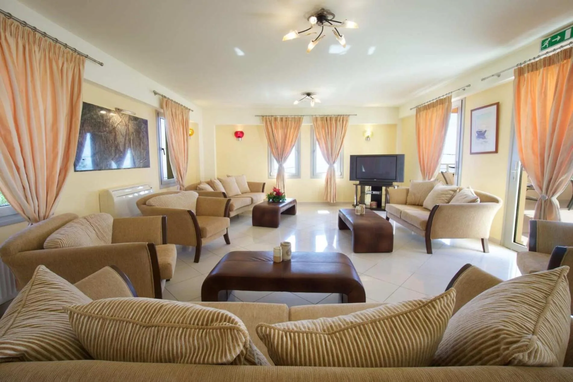 Communal lounge/ TV room in Belle View Hotel - Sea View & Sunset