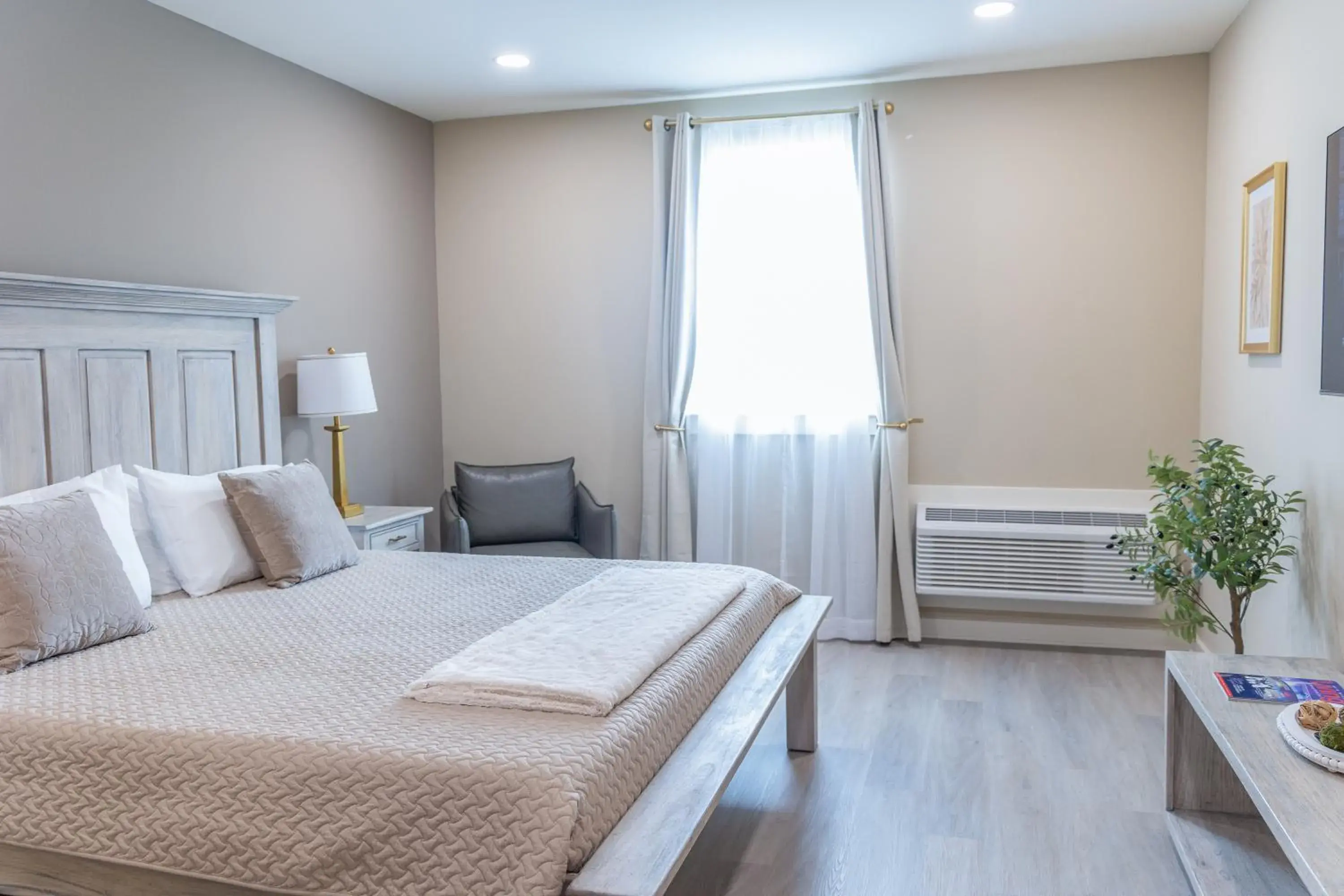 King Room in Hotel Whiskey in Pascagoula King Room in Hotel Whiskey in Pascagoula