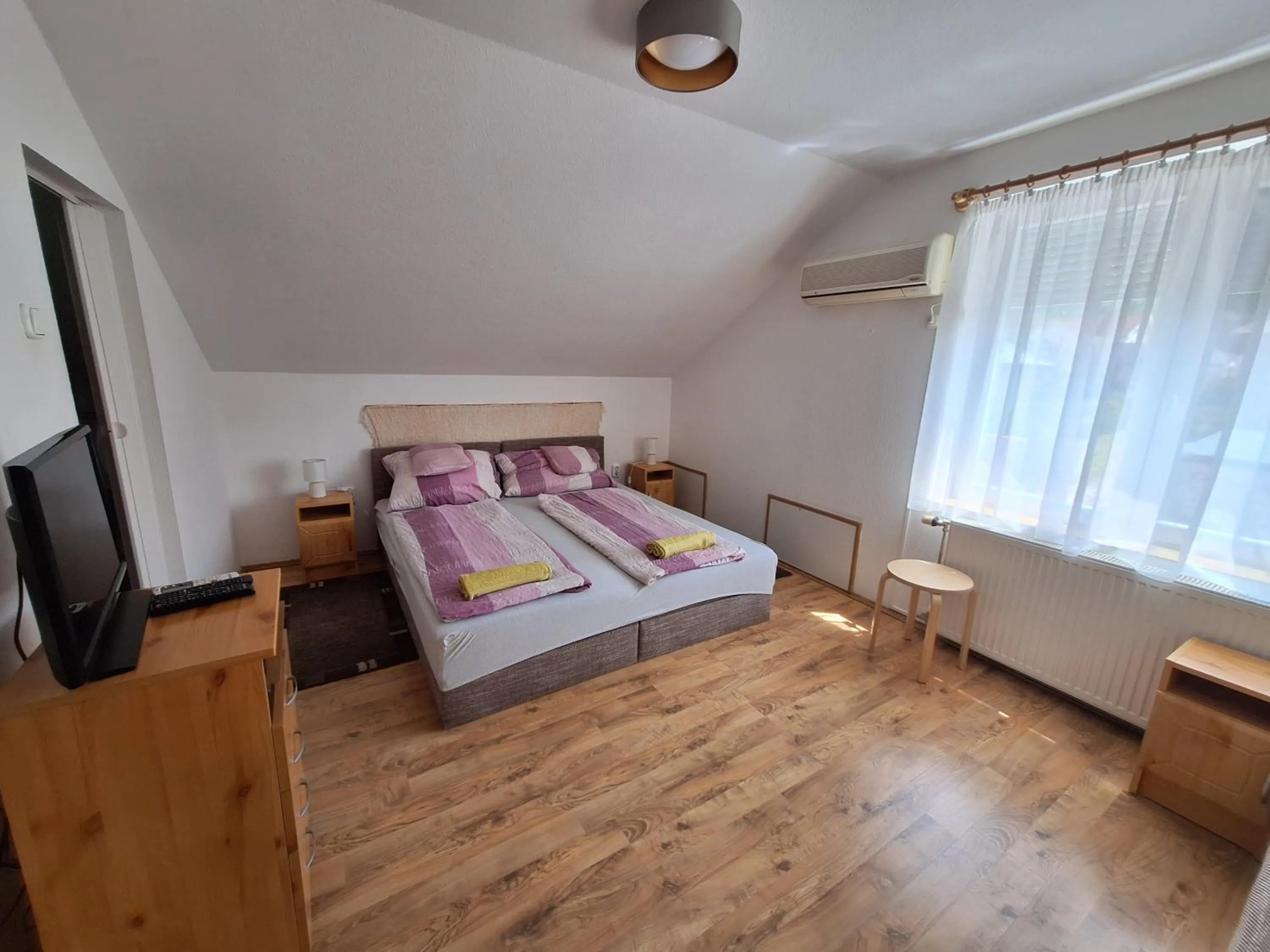 Bed in Lila Akác Vendégház Esztergom