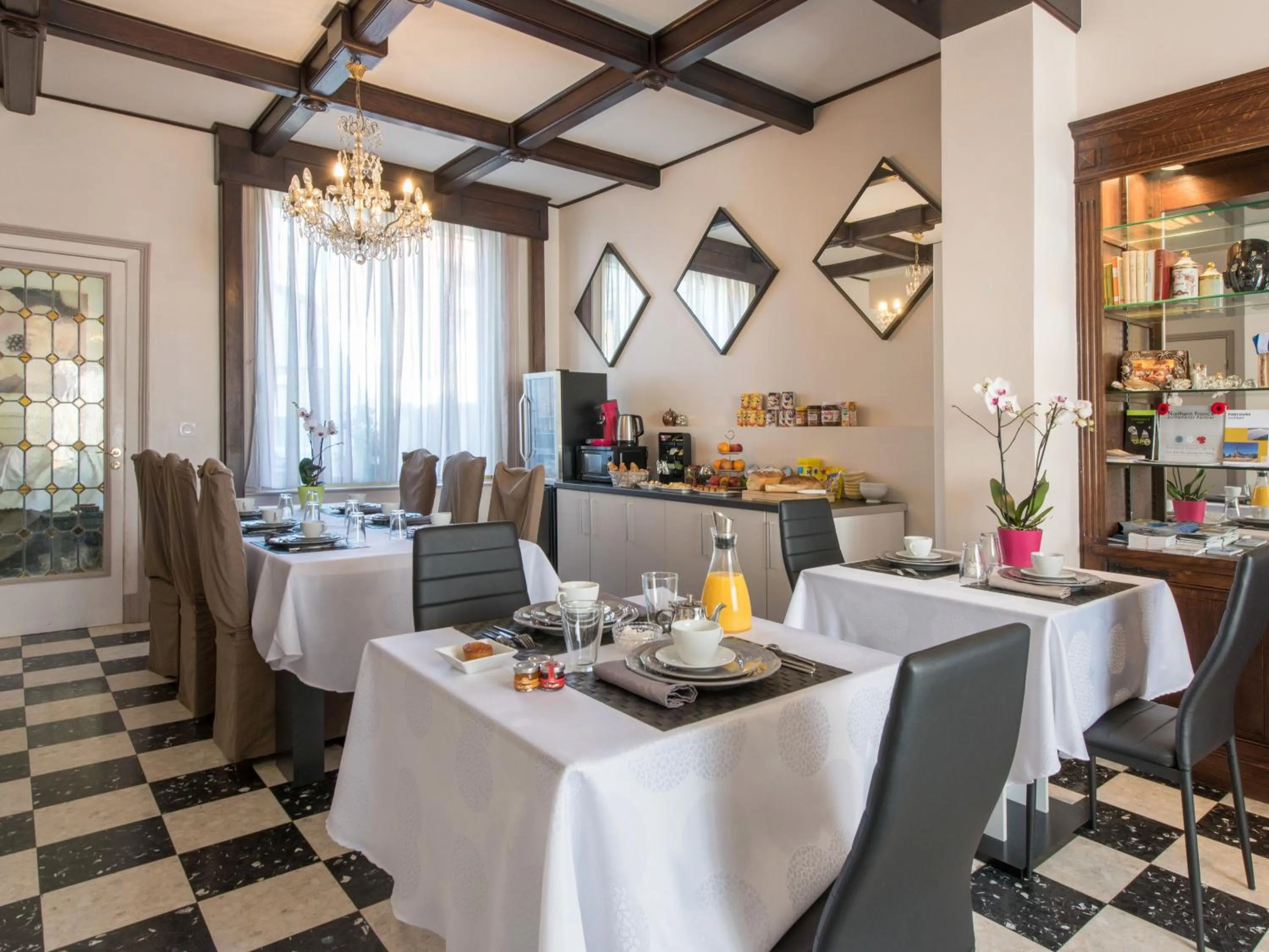 Dining area in Villa Louvre Lens