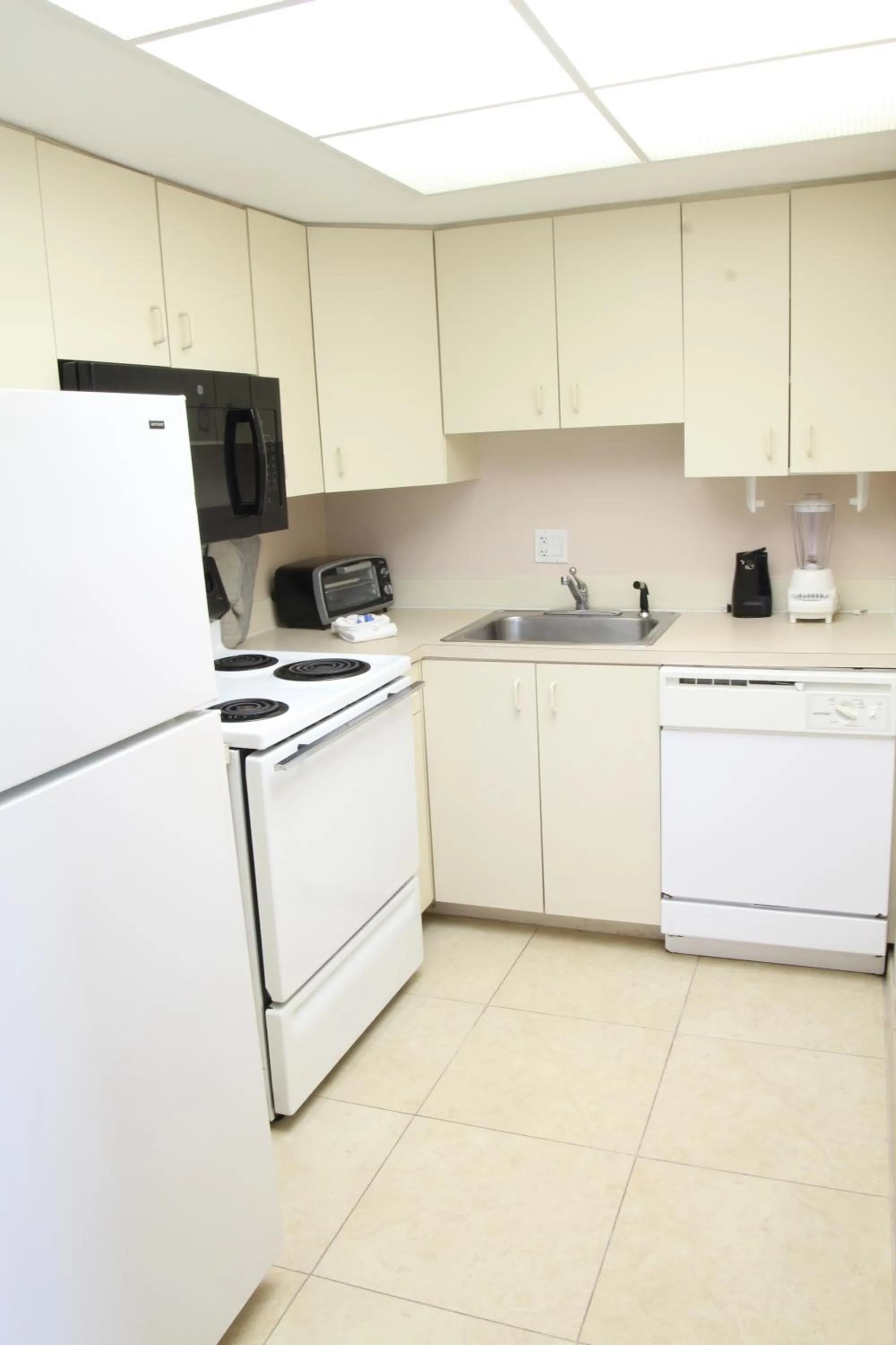 Kitchen or kitchenette in Canada House Pompano Beach