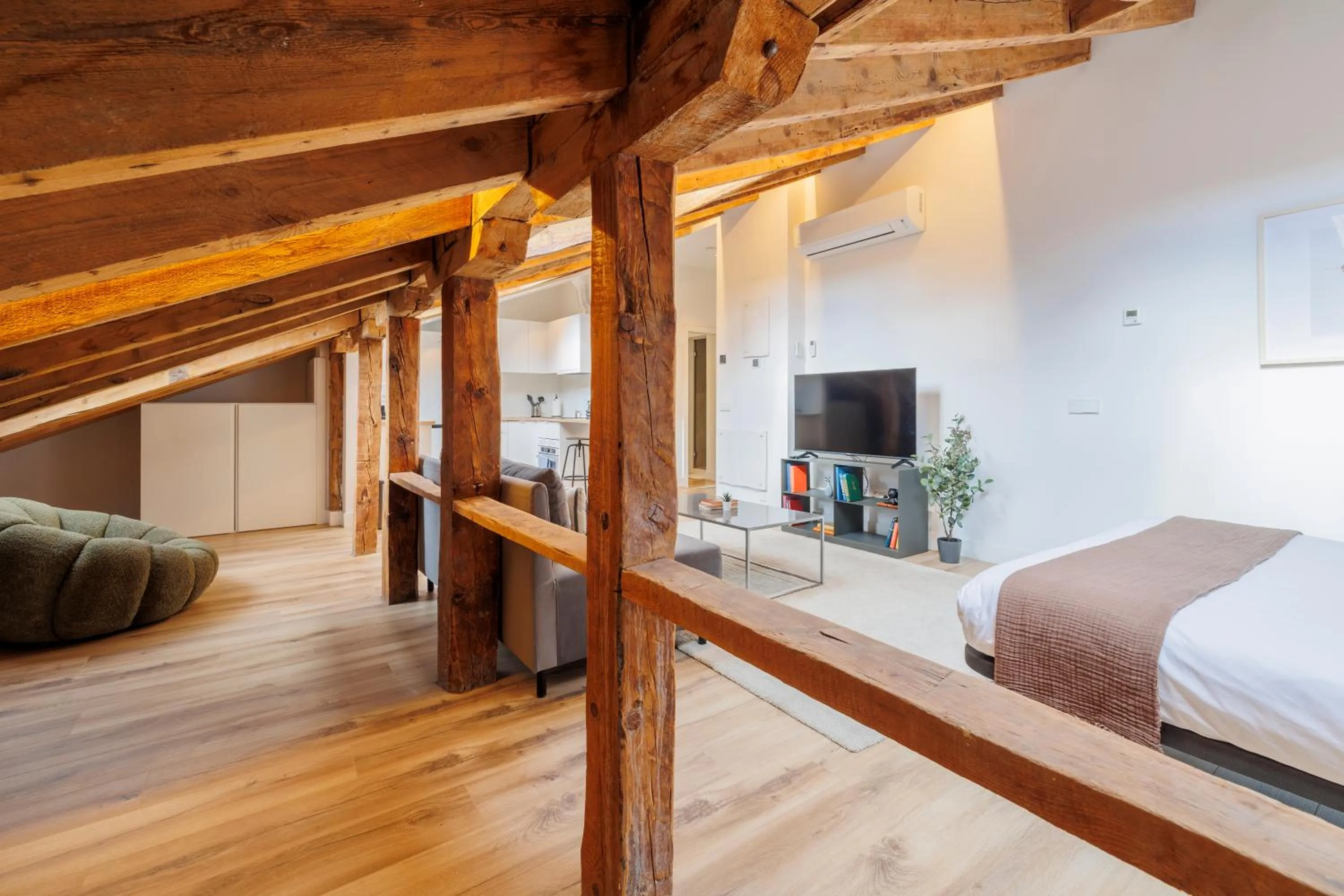 Living room, Bed in Fomento by Wynwood House