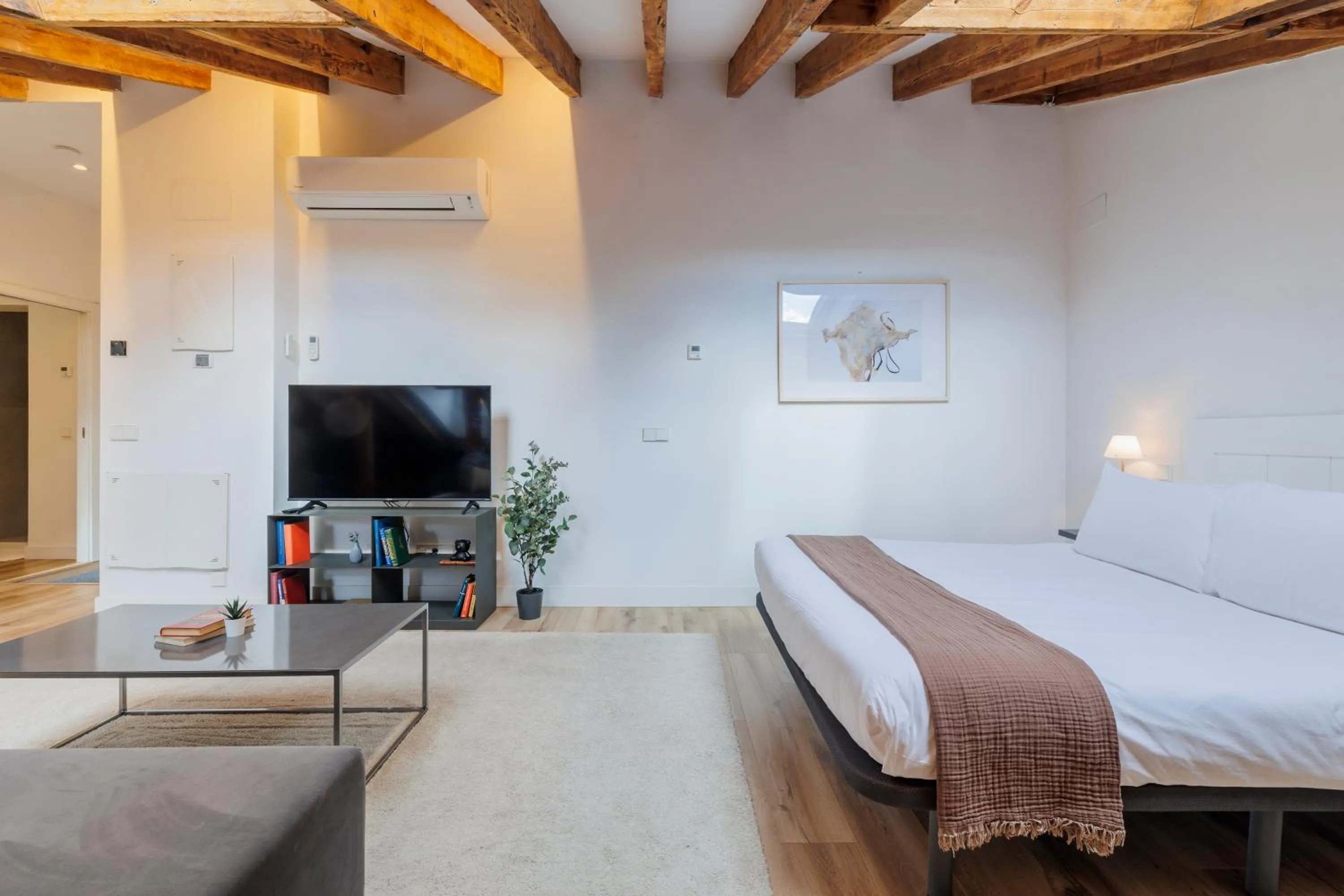 Living room, Bed in Fomento by Wynwood House