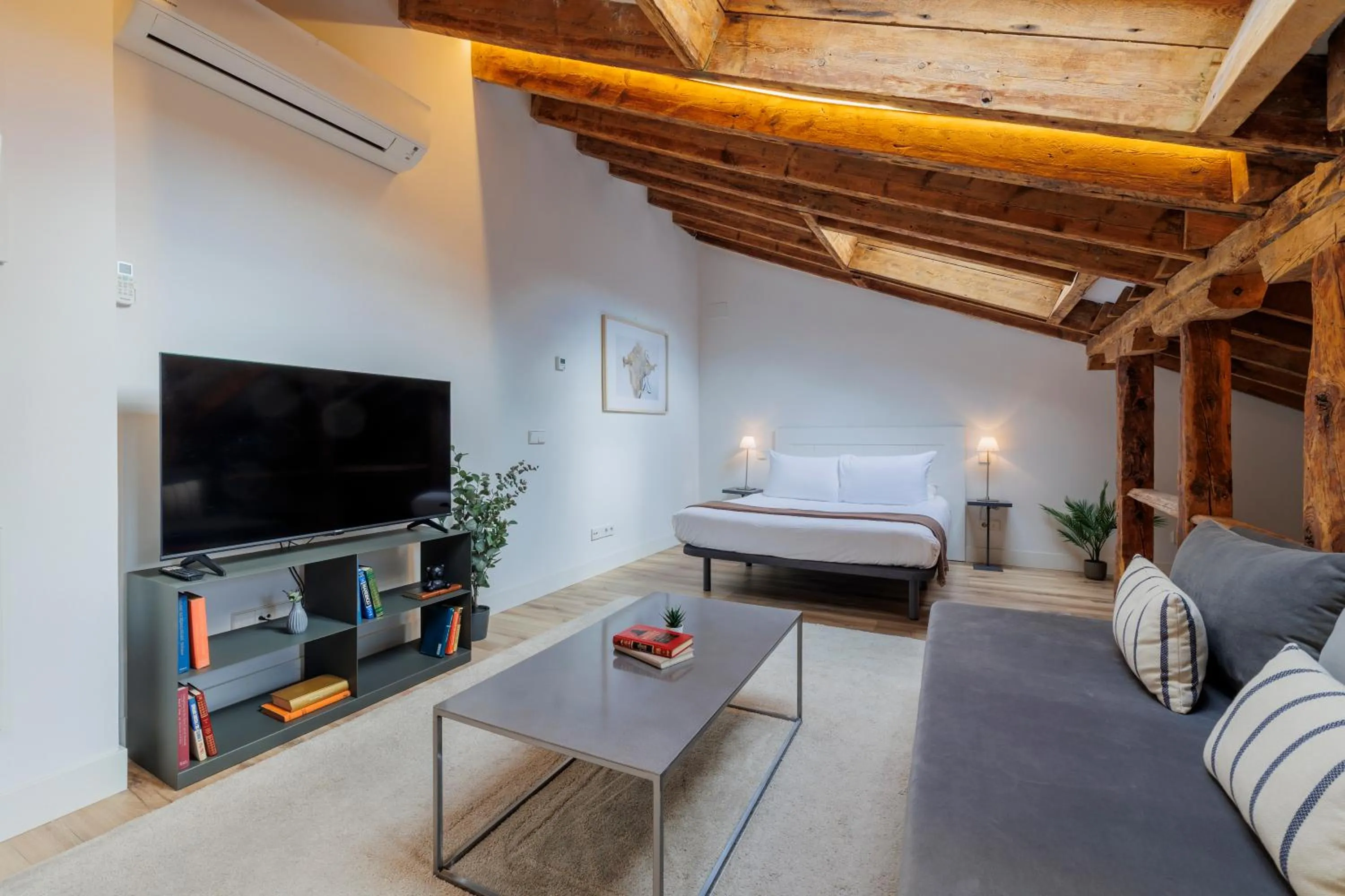 Living room, Bed in Fomento by Wynwood House