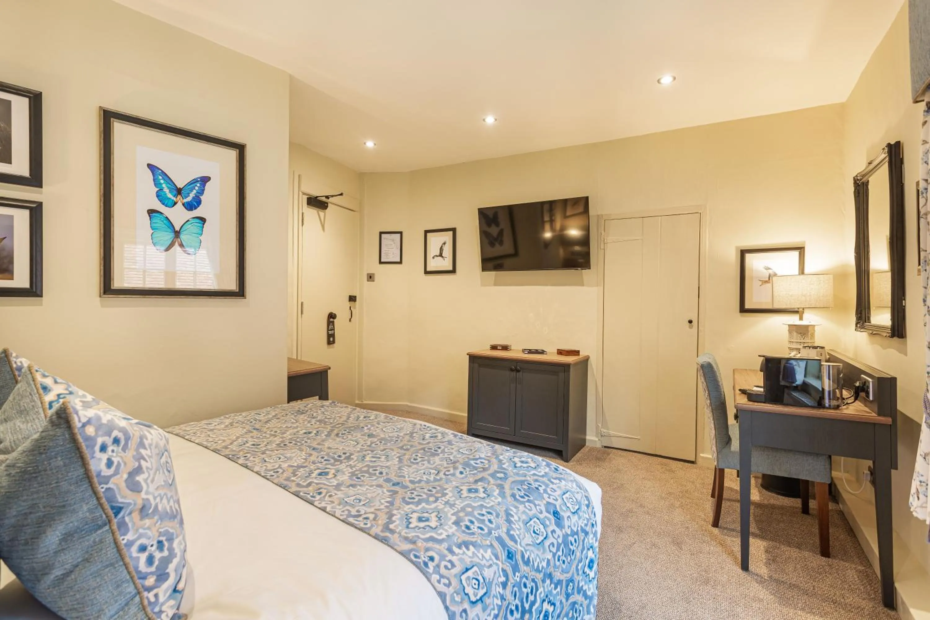 Bed in The George Hotel, Dorchester-on-Thames, Oxfordshire - The Coaching Inn Group