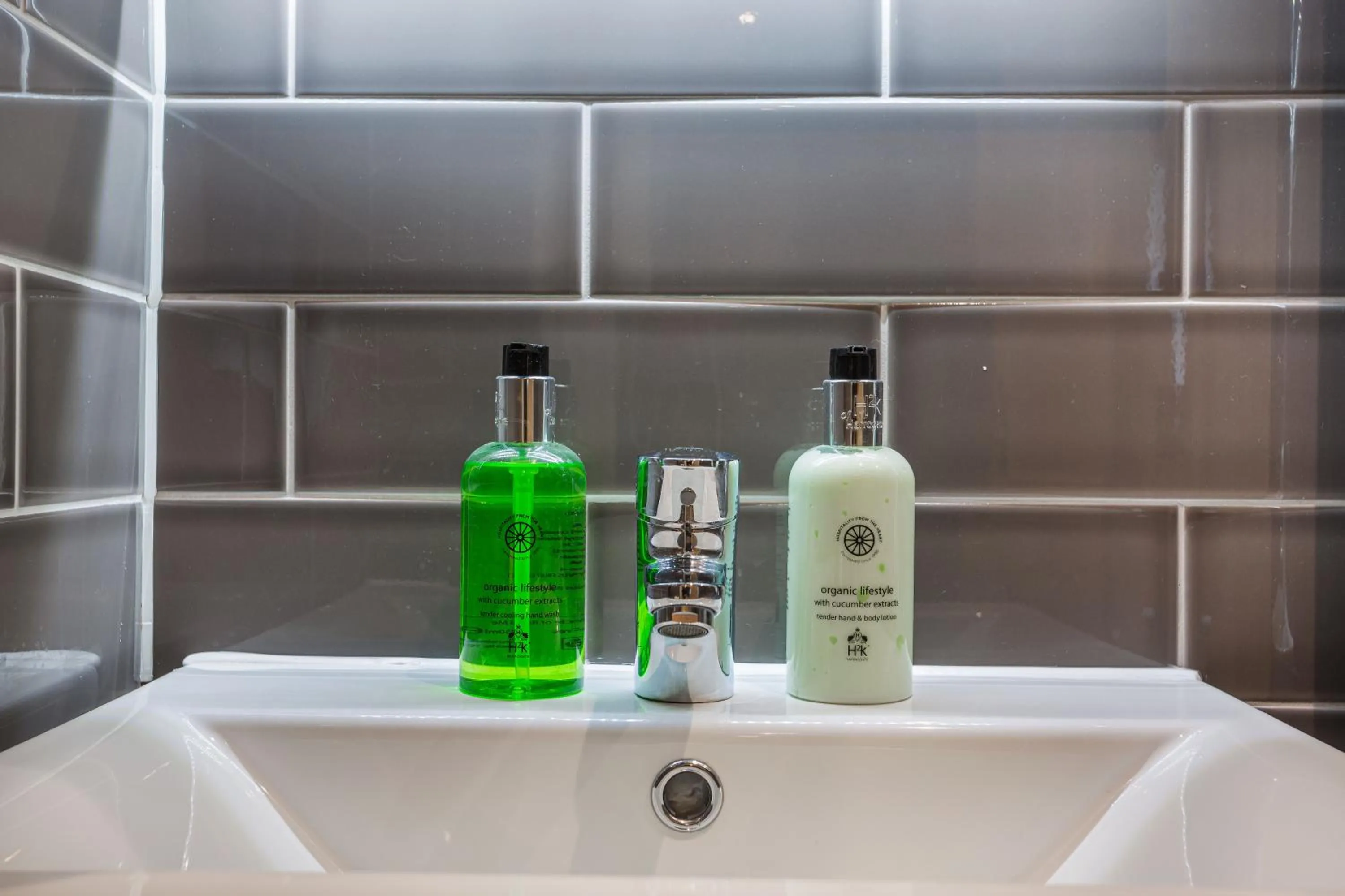 Bathroom in The George Hotel, Dorchester-on-Thames, Oxfordshire - The Coaching Inn Group