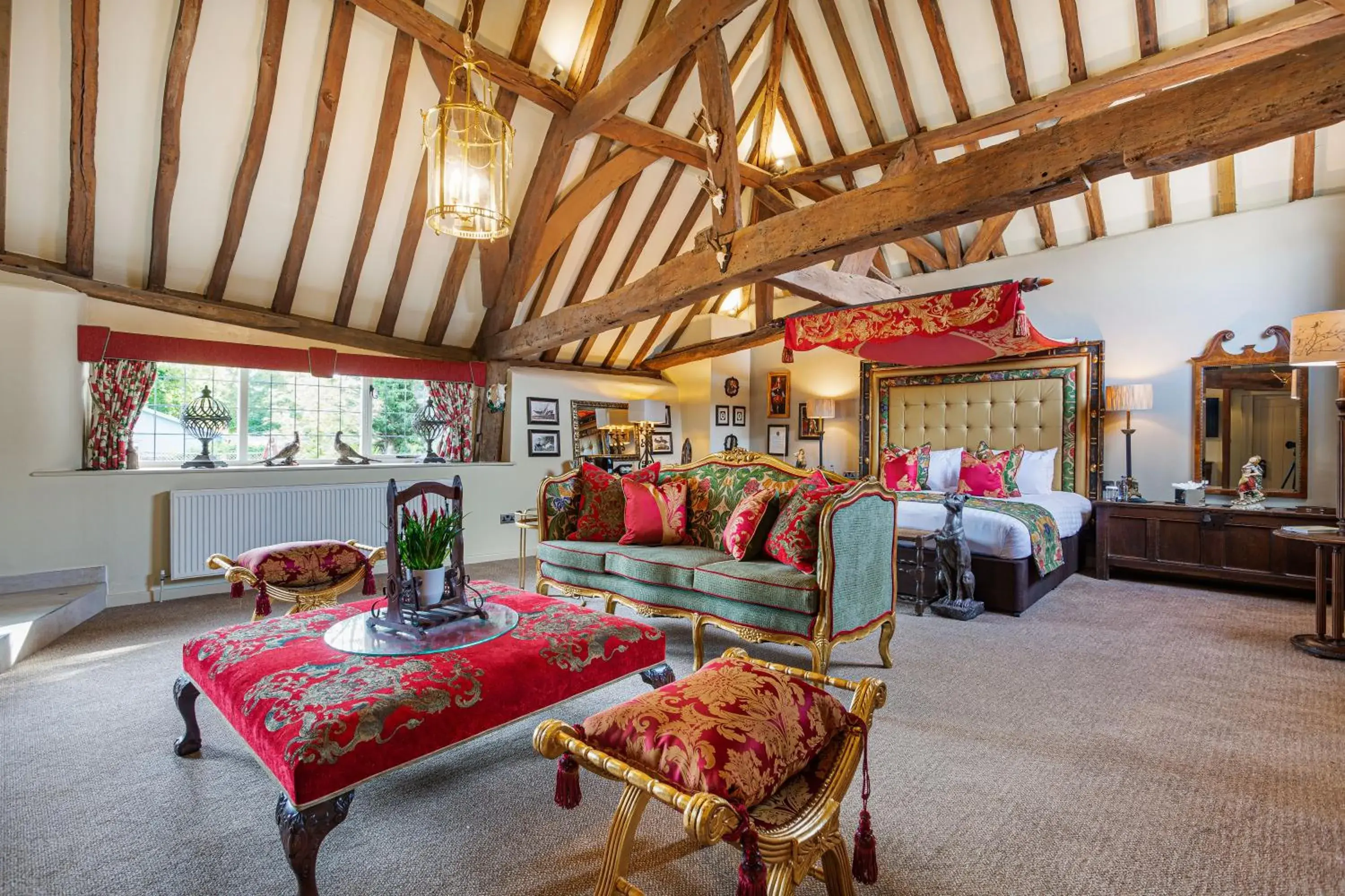 Deluxe Suite in The George Hotel, Dorchester-on-Thames, Oxfordshire Deluxe Suite in The George Hotel, Dorchester-on-Thames, Oxfordshire