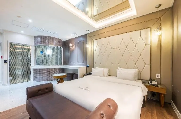 Bed in Zara Hotel Peace Square