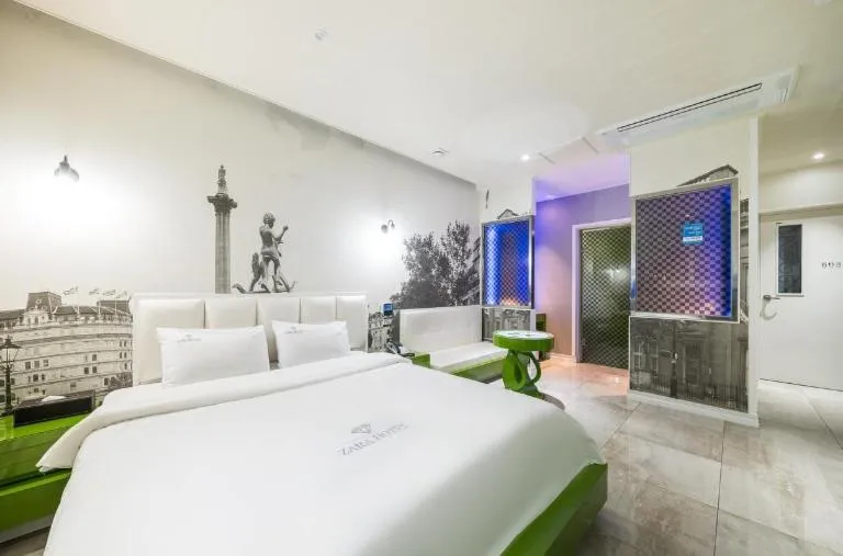 Bed in Zara Hotel Peace Square