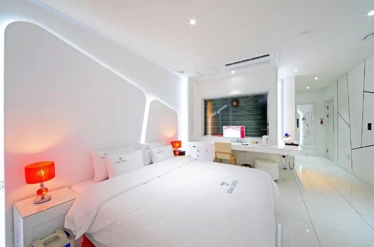 Bed in Zara Hotel Peace Square