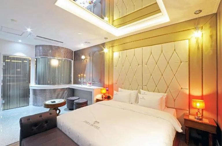 Bed in Zara Hotel Peace Square